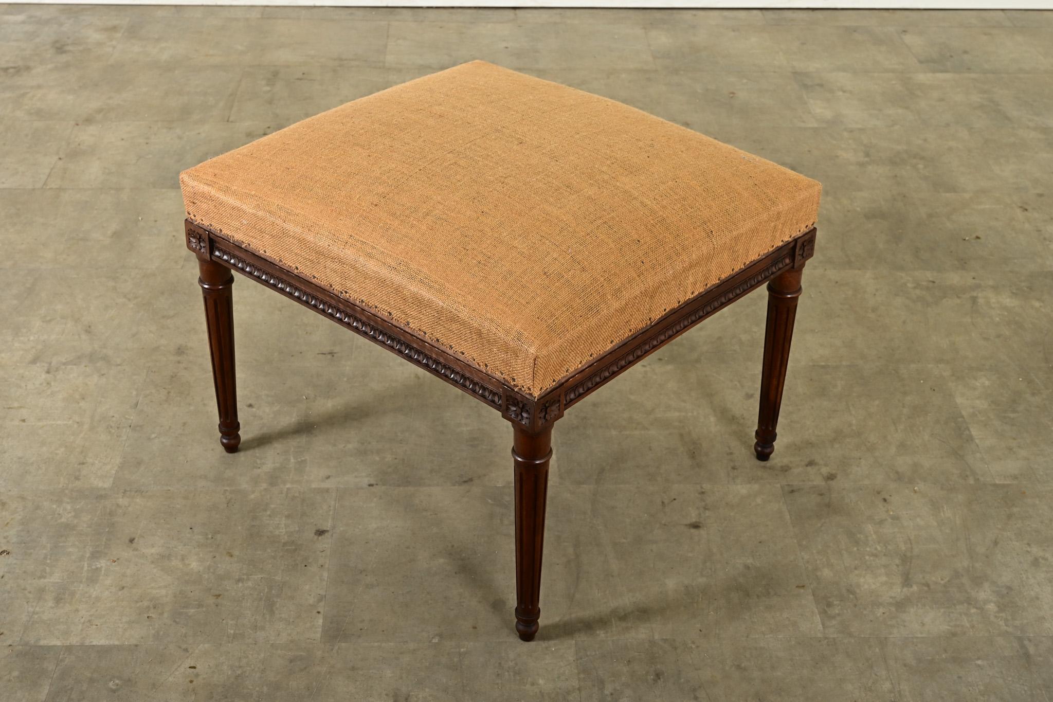 Ce Français, Louis XVI  Ce banc est prêt à recevoir son nouveau revêtement pour servir d'ottoman ou de pouf dans votre maison. Placez un plateau sur le dessus pour obtenir une table d'appoint instantanée. Le cadre en acajou est sculpté sur les bords