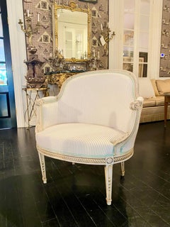 Fauteuil Bergère de style Louis XVI, tapisserie rayée