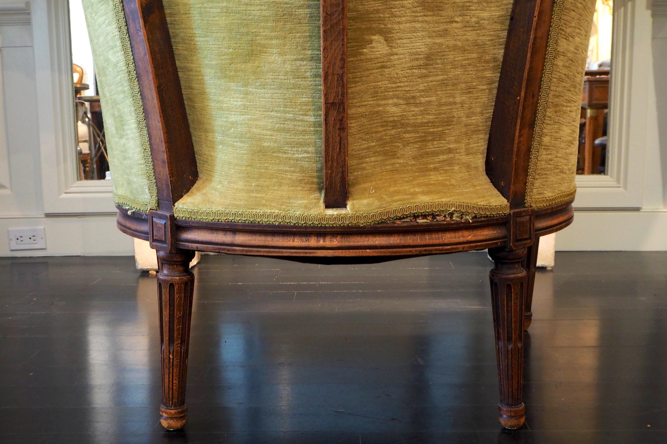 Fauteuil Bergre de style Louis XVI français tapissé de velours vert, 19ème siècle en vente 9