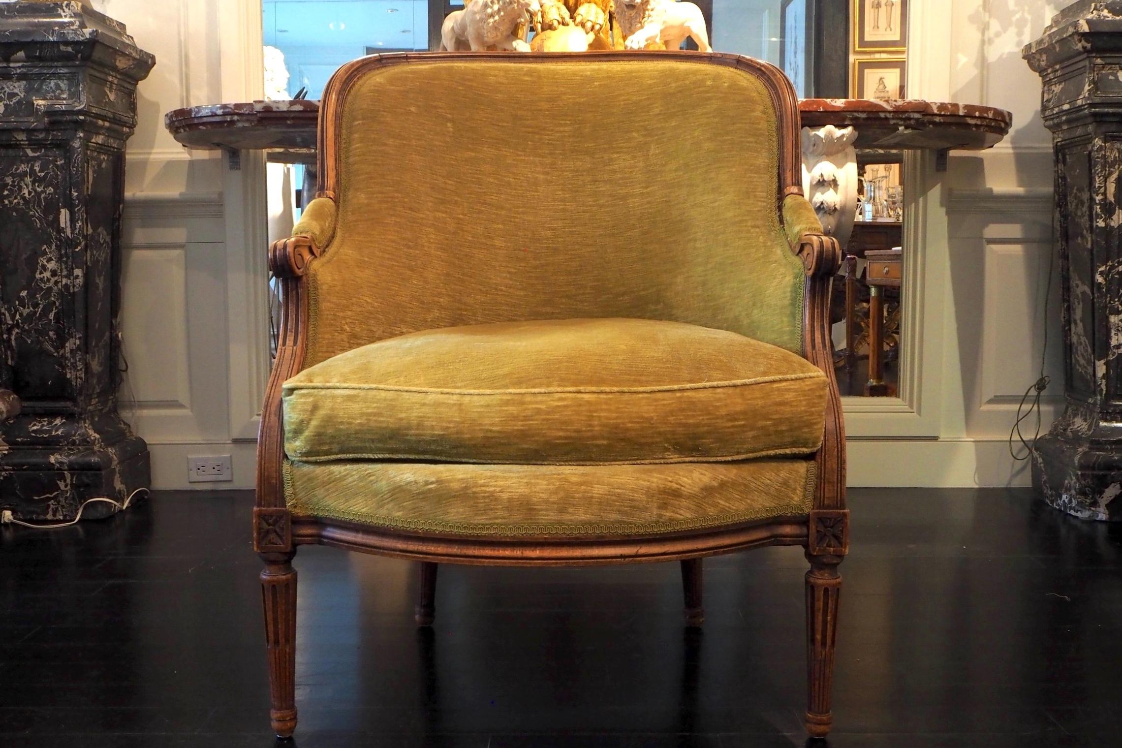 French Louis XVI style bergère armchair upholstered in sage green velvet, 19th century
Deep and comfortable, Classic French chic

Dimensions: 38