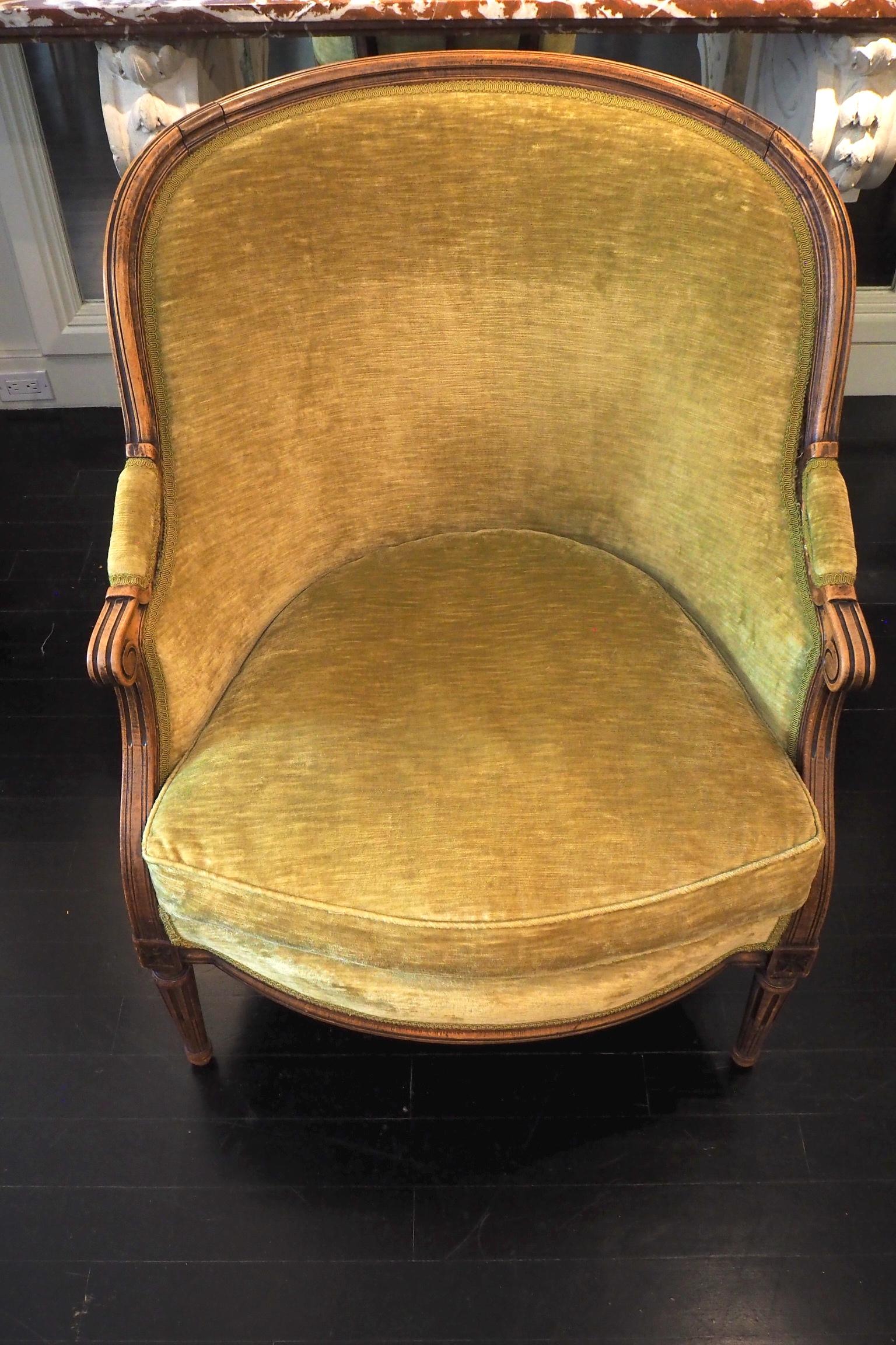 Fauteuil Bergre de style Louis XVI français tapissé de velours vert, 19ème siècle en vente 3