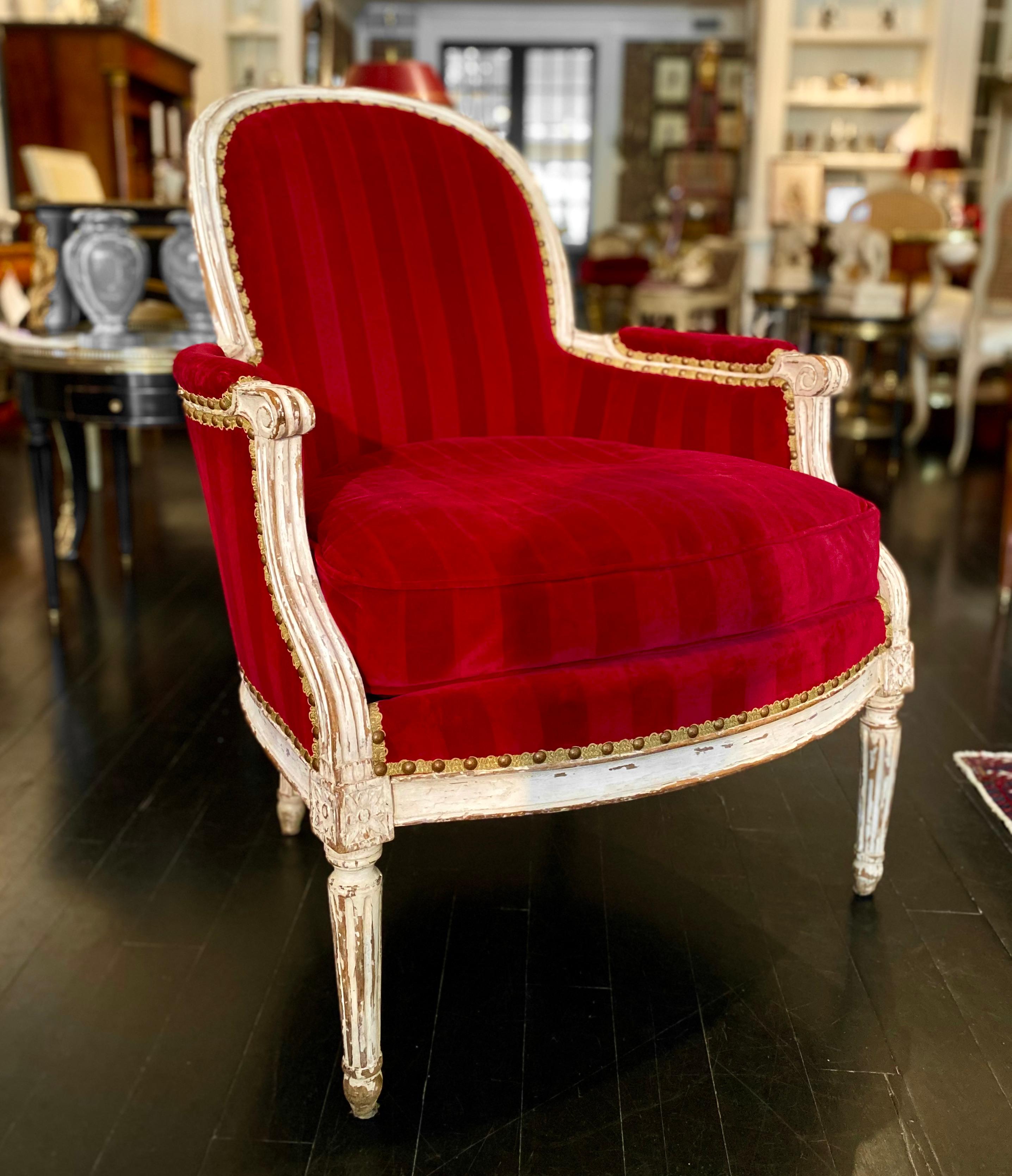 French Louis XVI style bergère armchair upholstered in red velvet, 18th century
Deep and comfortable, Classic French chic

Dimensions: 36