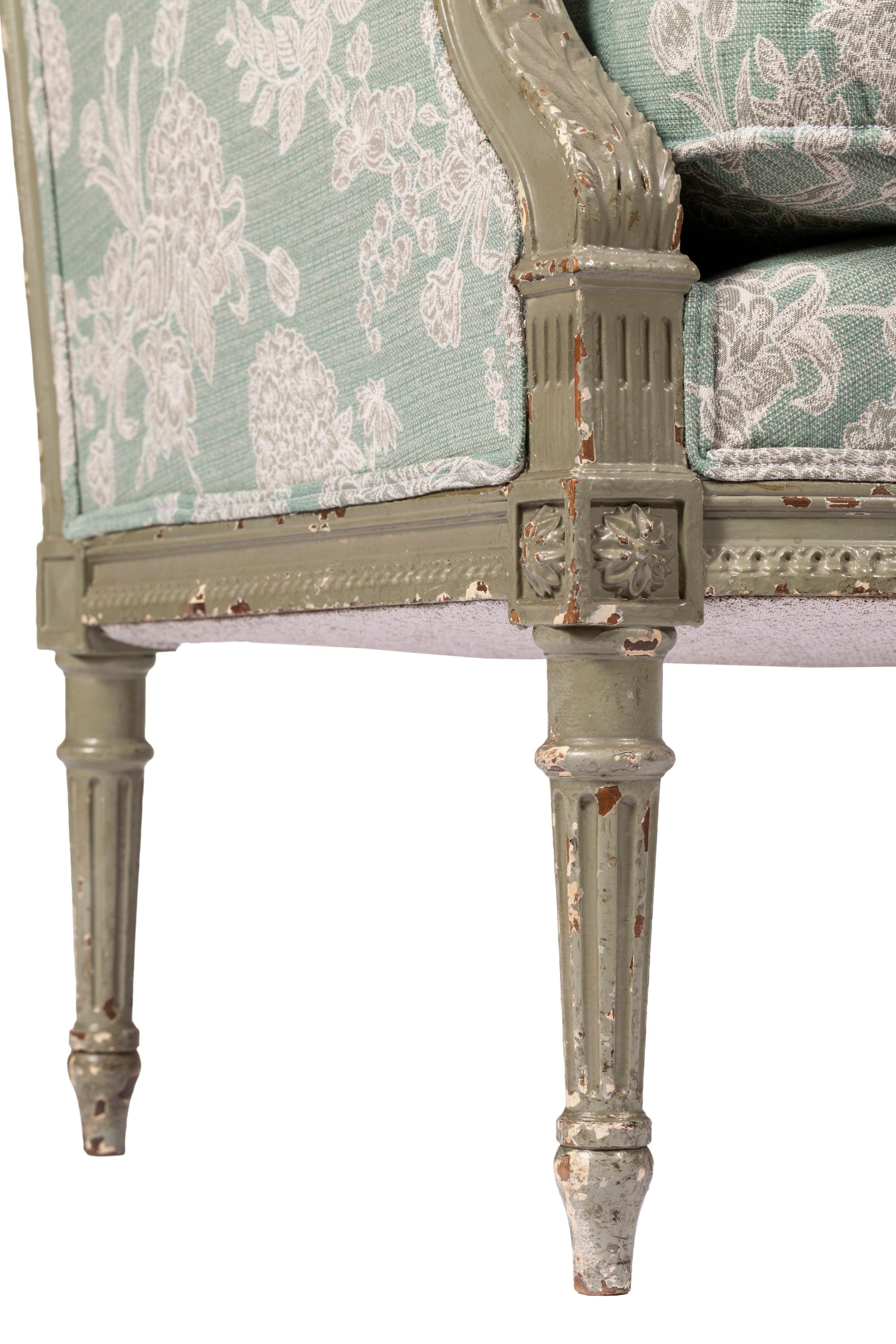 Poltrona Bergère francese in stile Luigi XVI con tessuto invecchiato in vendita 1