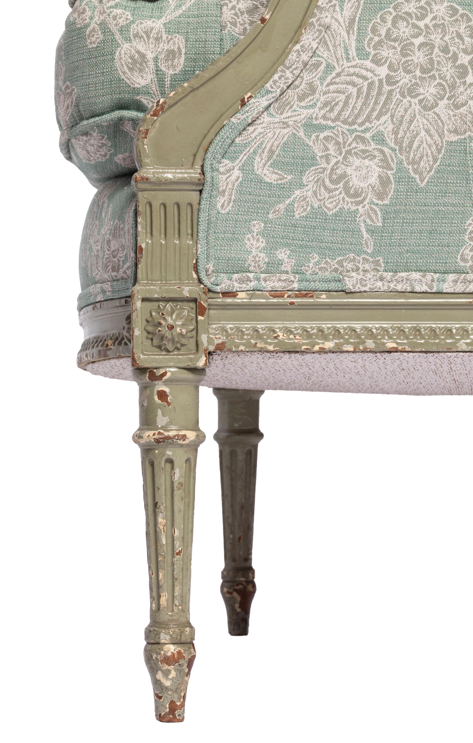 Poltrona Bergère francese in stile Luigi XVI con tessuto invecchiato in vendita 2