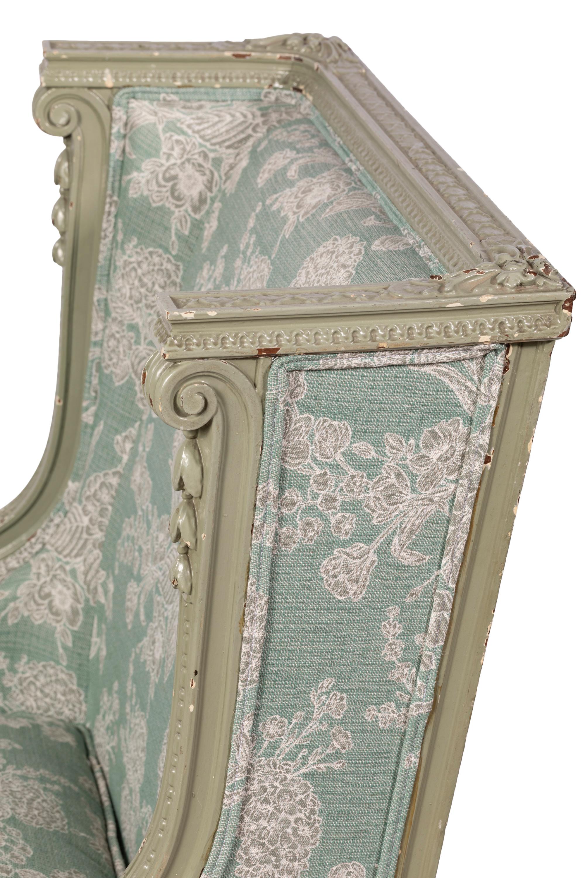 Poltrona Bergère francese in stile Luigi XVI con tessuto invecchiato in vendita 3