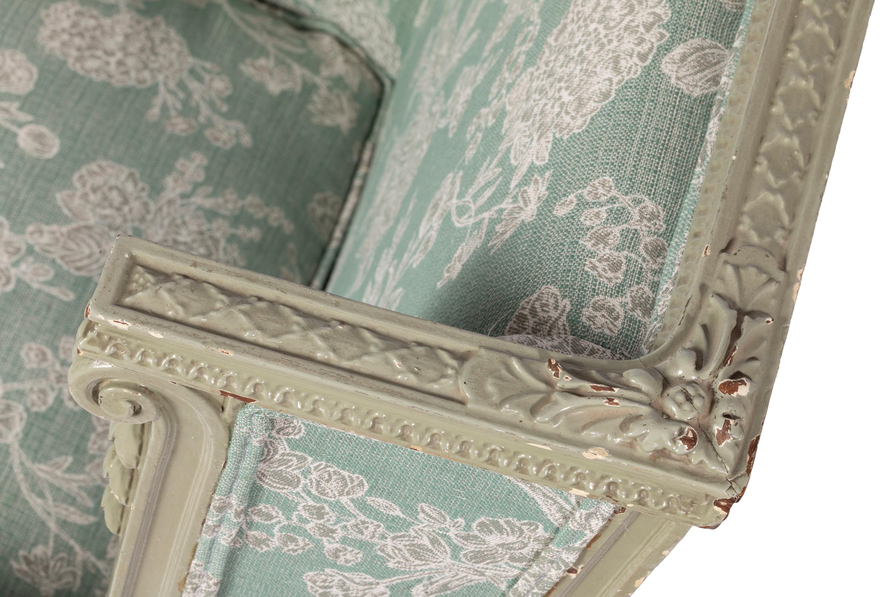 Poltrona Bergère francese in stile Luigi XVI con tessuto invecchiato in vendita 4