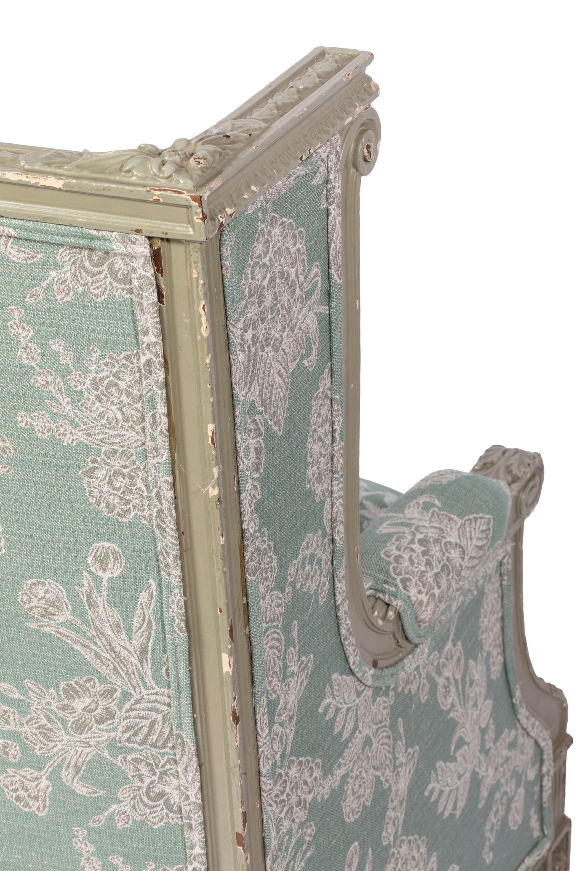 Poltrona Bergère francese in stile Luigi XVI con tessuto invecchiato in vendita 5