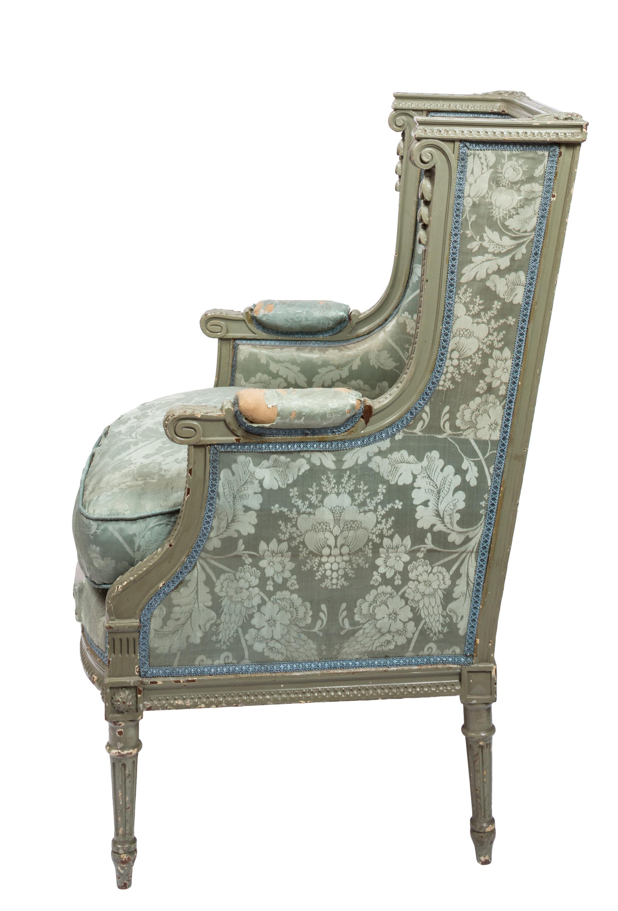 Französischer Louis XVI-Stil Bergère Sessel mit Distressed-Stoff (Louis XVI.) im Angebot