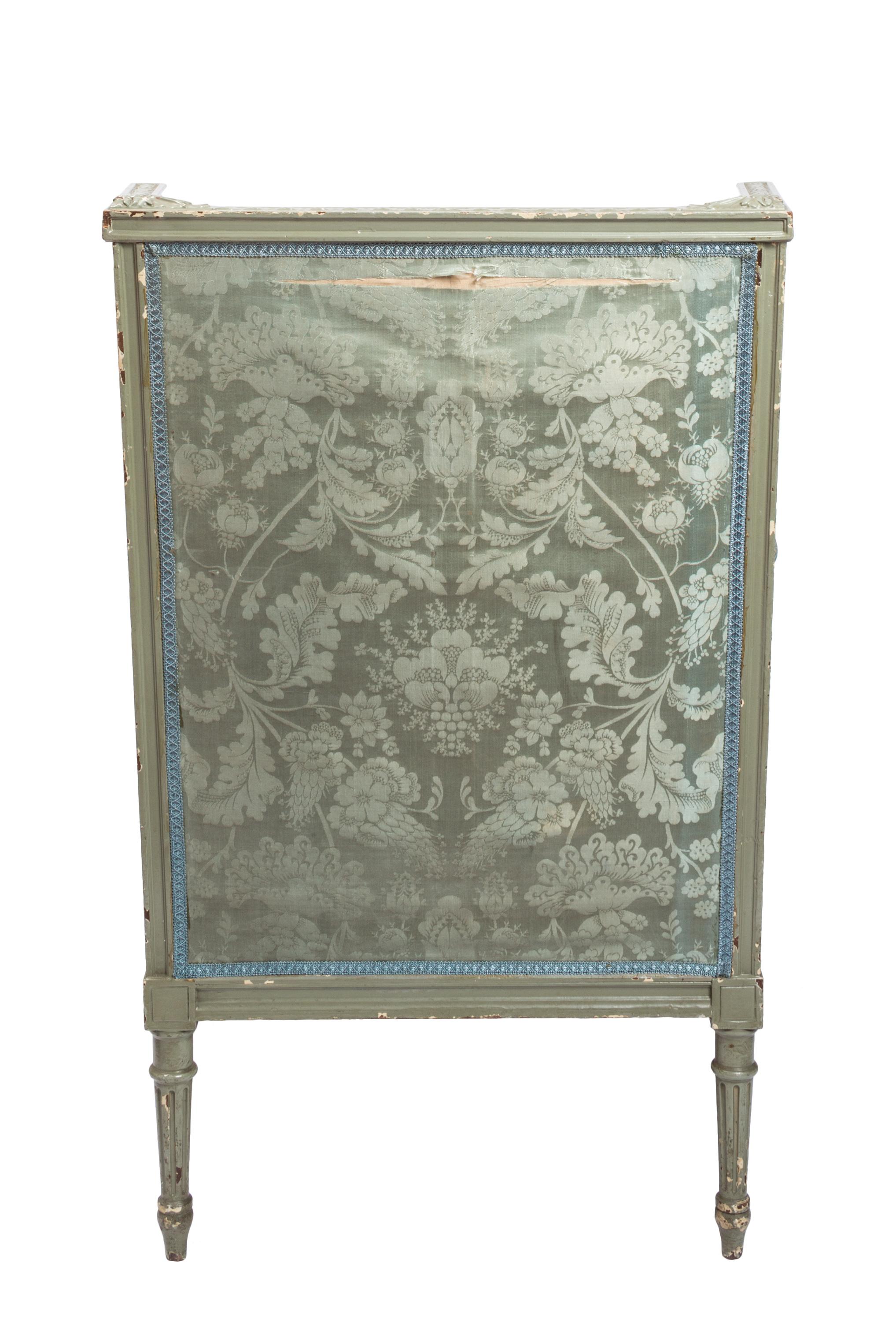Französischer Louis XVI-Stil Bergère Sessel mit Distressed-Stoff (Gemalt) im Angebot