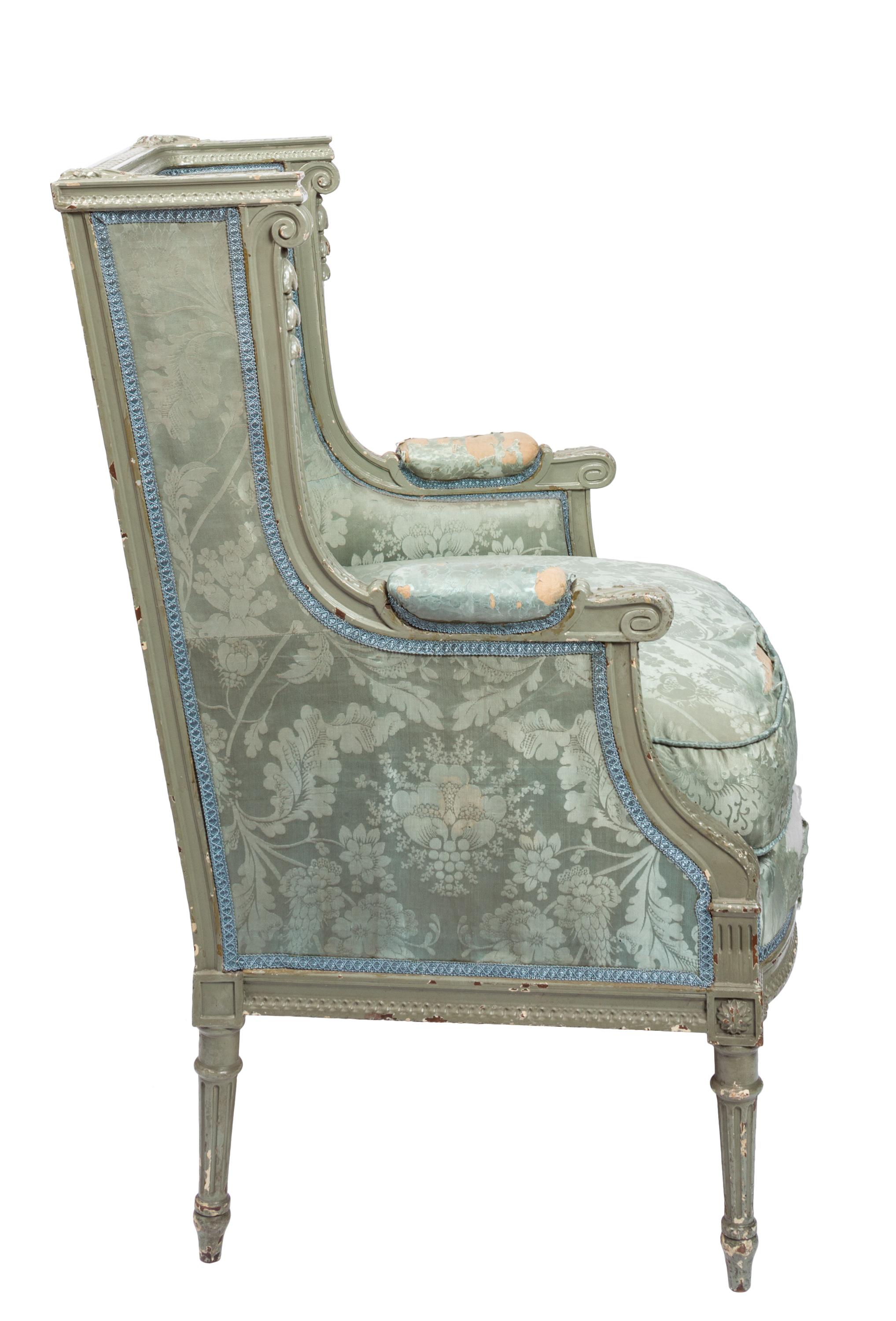 Französischer Louis XVI-Stil Bergère Sessel mit Distressed-Stoff im Zustand „Starke Gebrauchsspuren“ im Angebot in Madrid, ES