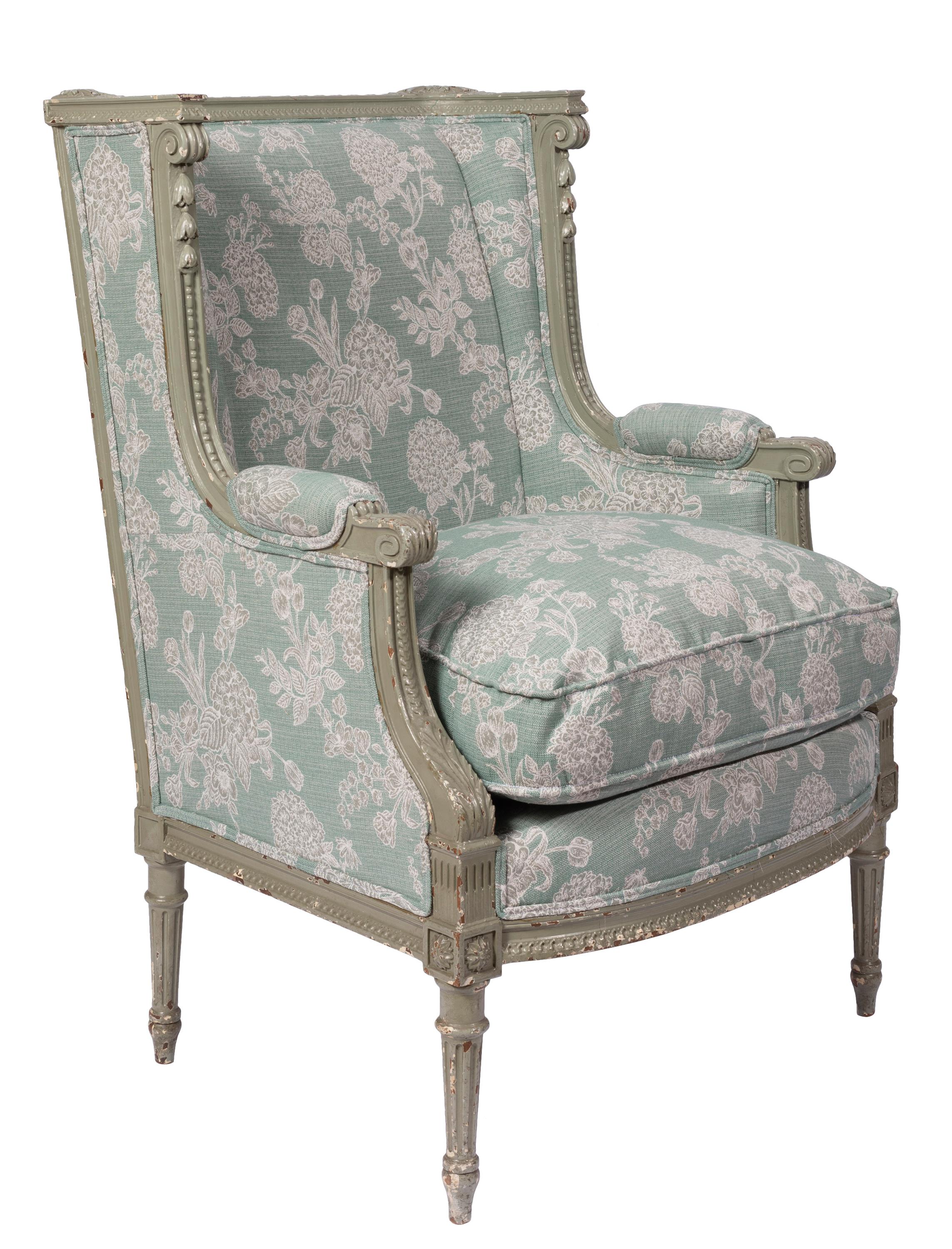 Dipinto Poltrona Bergère francese in stile Luigi XVI con tessuto invecchiato in vendita