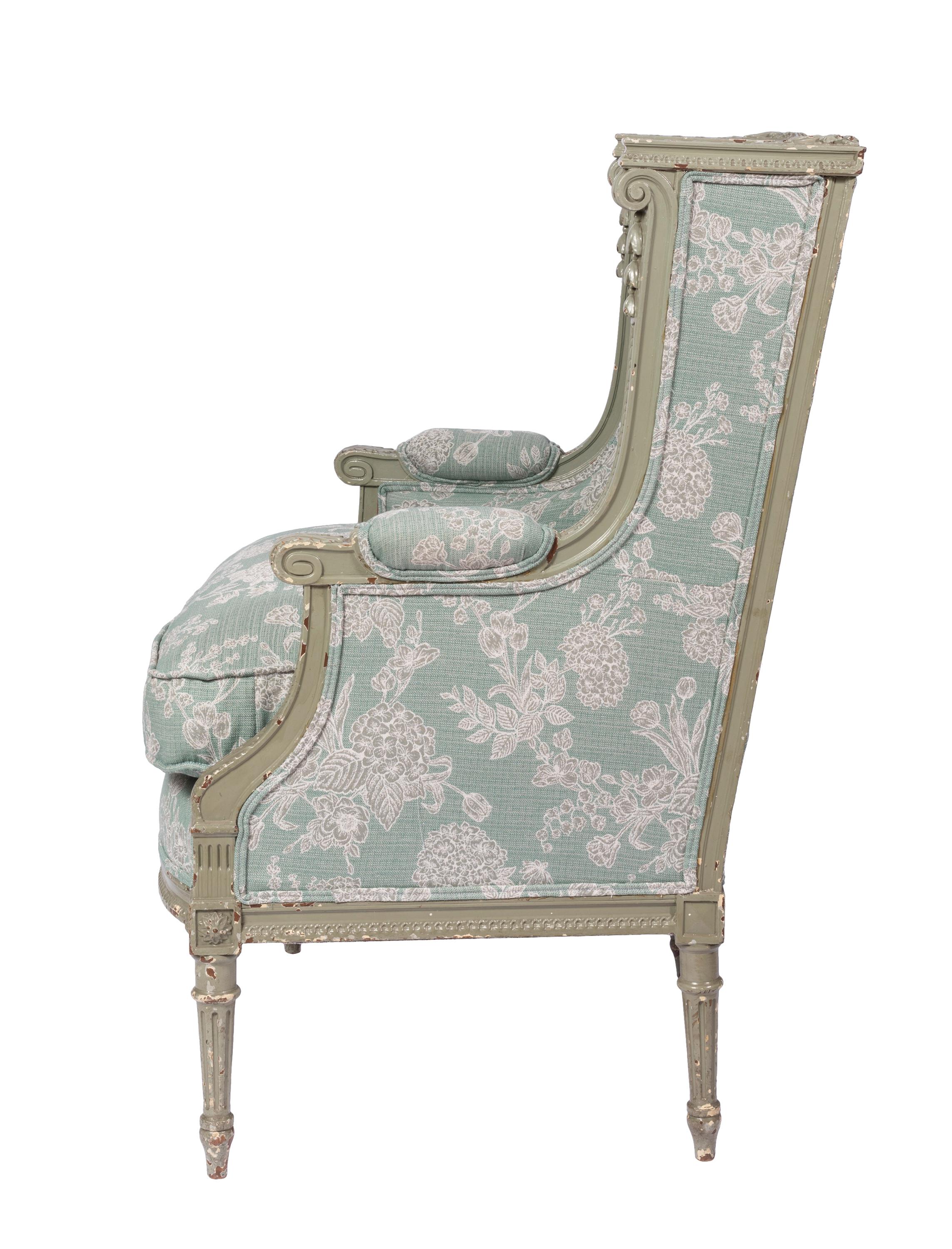 Francese Poltrona Bergère francese in stile Luigi XVI con tessuto invecchiato in vendita