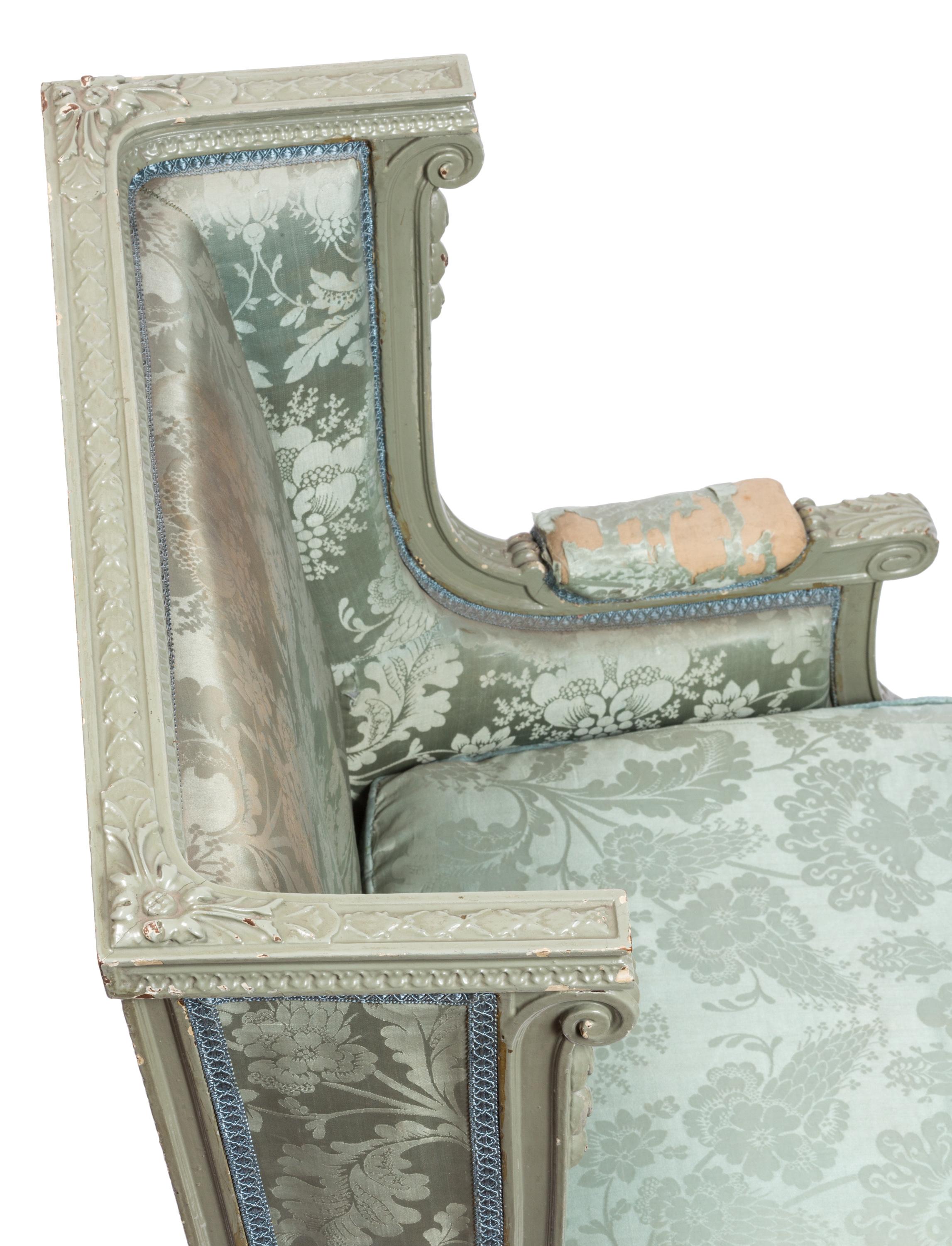 Französischer Louis XVI-Stil Bergère Sessel mit Distressed-Stoff (Seide) im Angebot