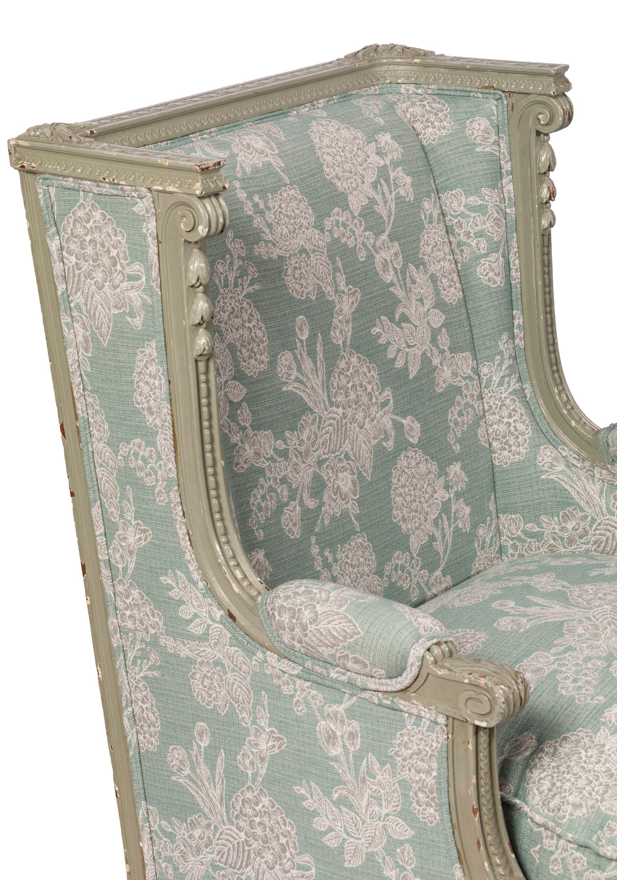 Poltrona Bergère francese in stile Luigi XVI con tessuto invecchiato In condizioni buone in vendita a Madrid, ES