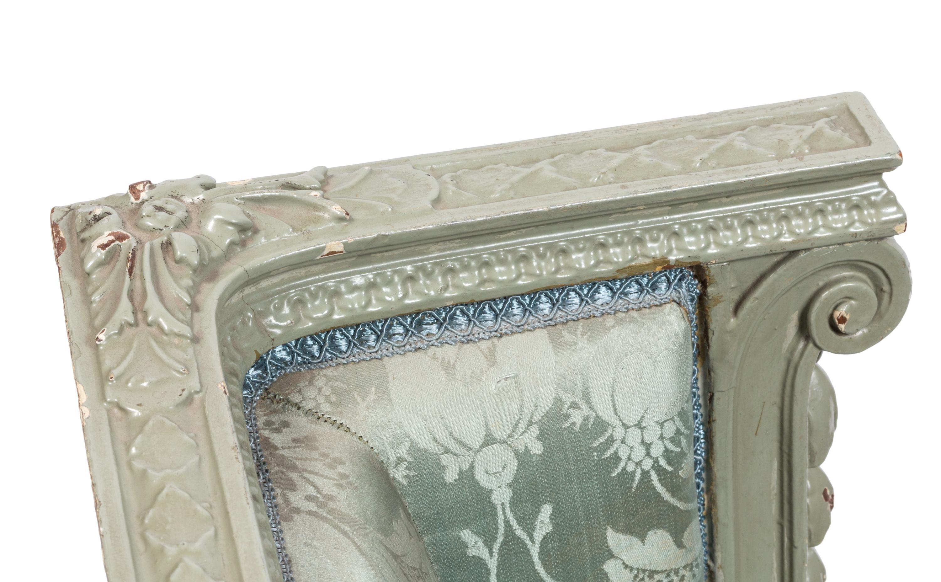 Französischer Louis XVI-Stil Bergère Sessel mit Distressed-Stoff im Angebot 1