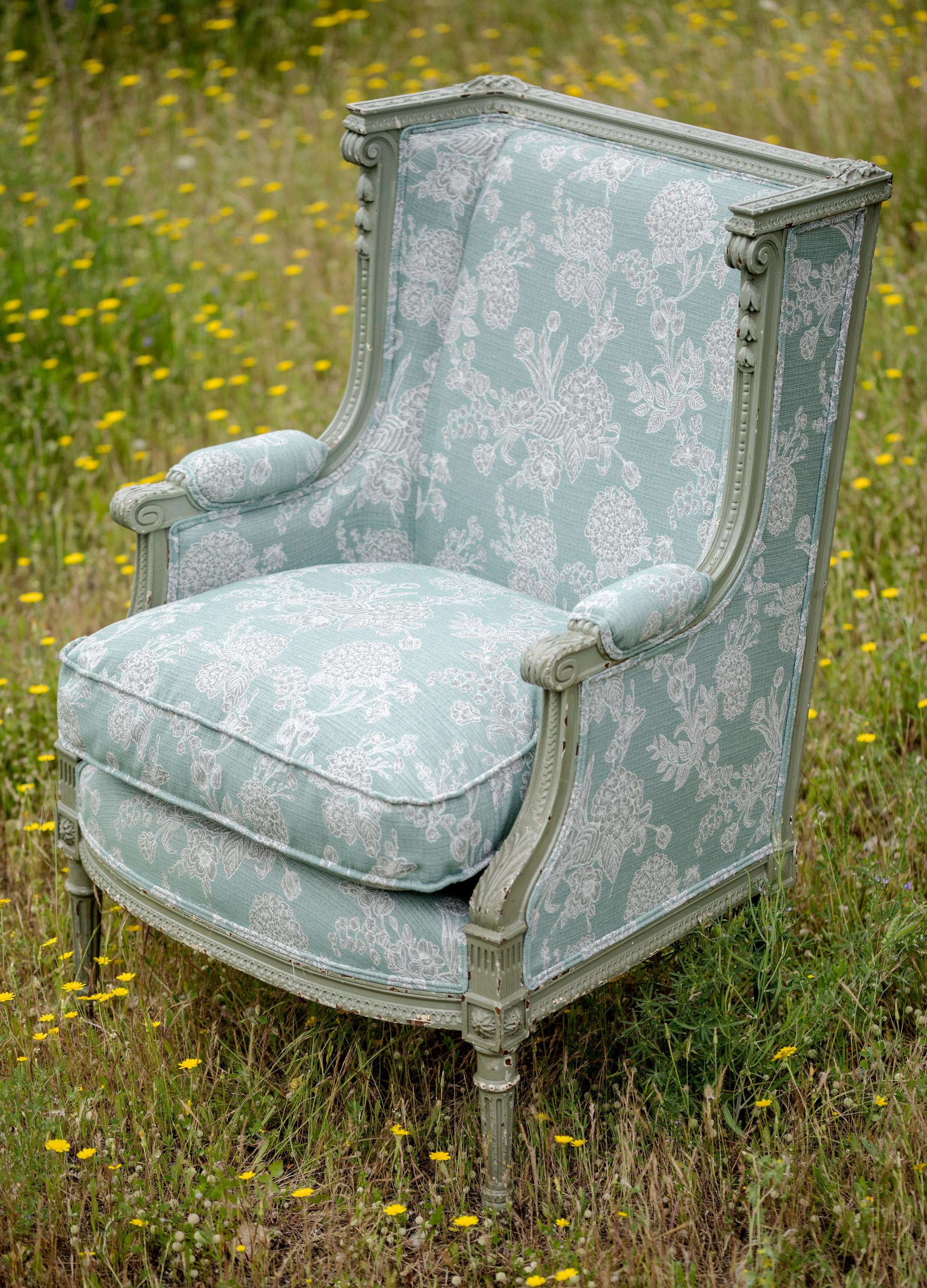 Poltrona Bergère francese in stile Luigi XVI con tessuto invecchiato in vendita 7