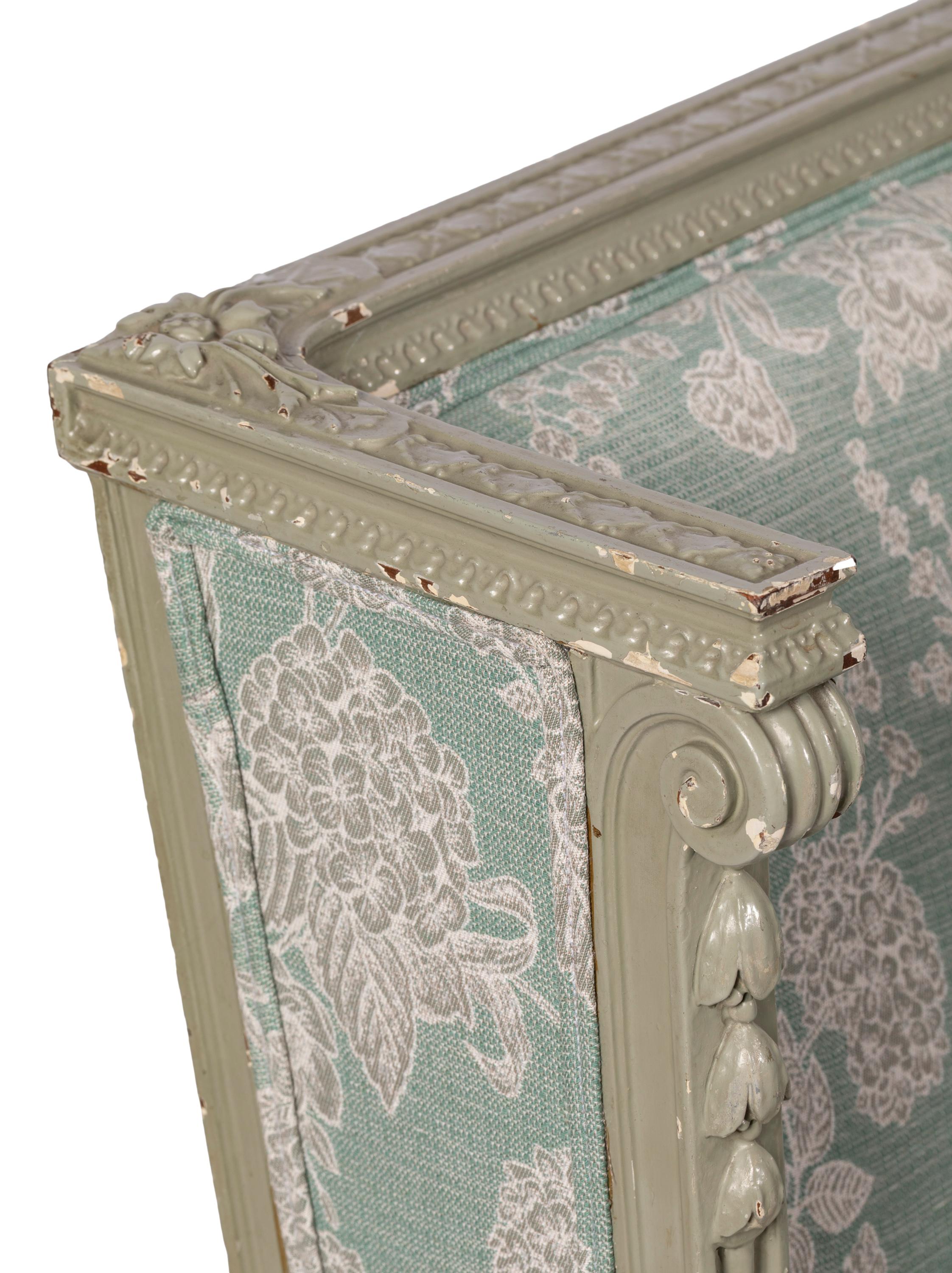 XIX secolo Poltrona Bergère francese in stile Luigi XVI con tessuto invecchiato in vendita