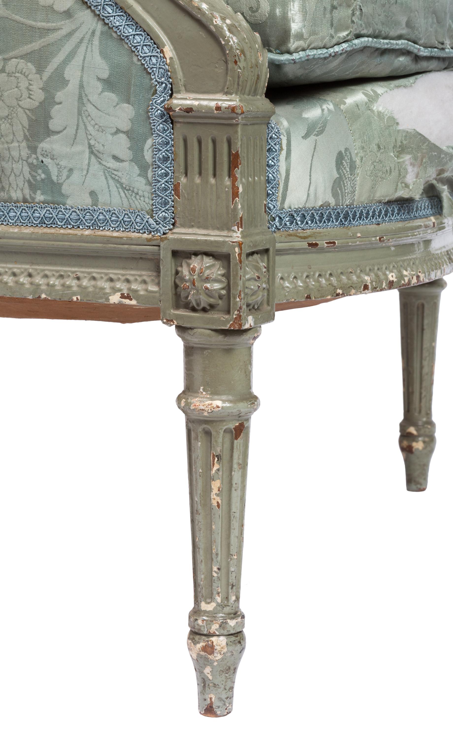 Französischer Louis XVI-Stil Bergère Sessel mit Distressed-Stoff im Angebot 2