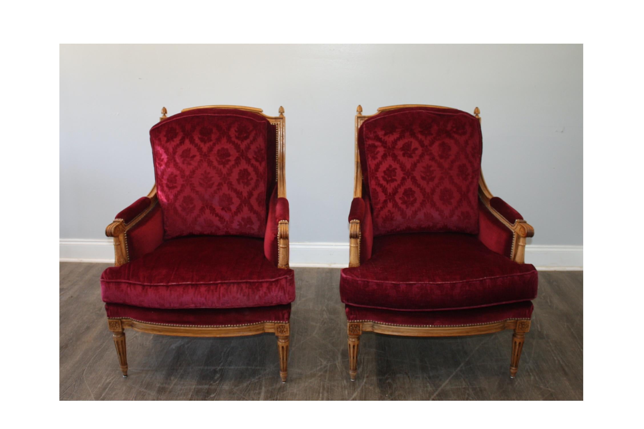 Merveilleuse paire de chaises bergères de style Louis XVI, elles sont larges et solides.  et si confortable. Le tissu est en très bon état.