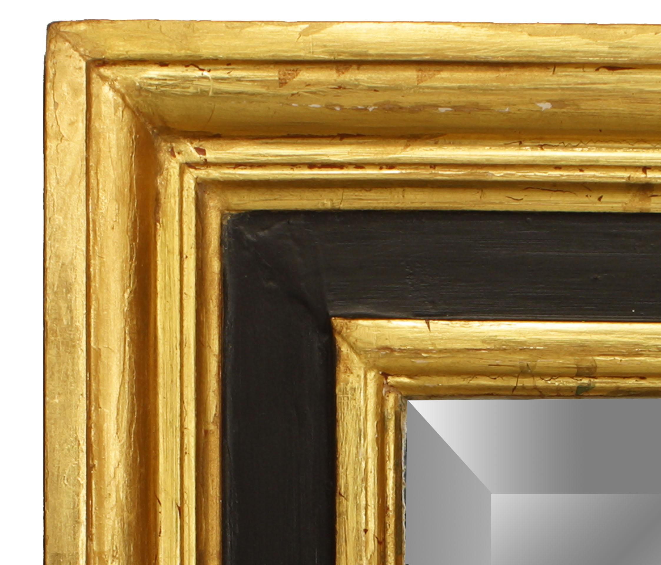 Grande specchio da parete in stile Luigi XVI (XX secolo) dipinto di nero e oro con vetro smussato.