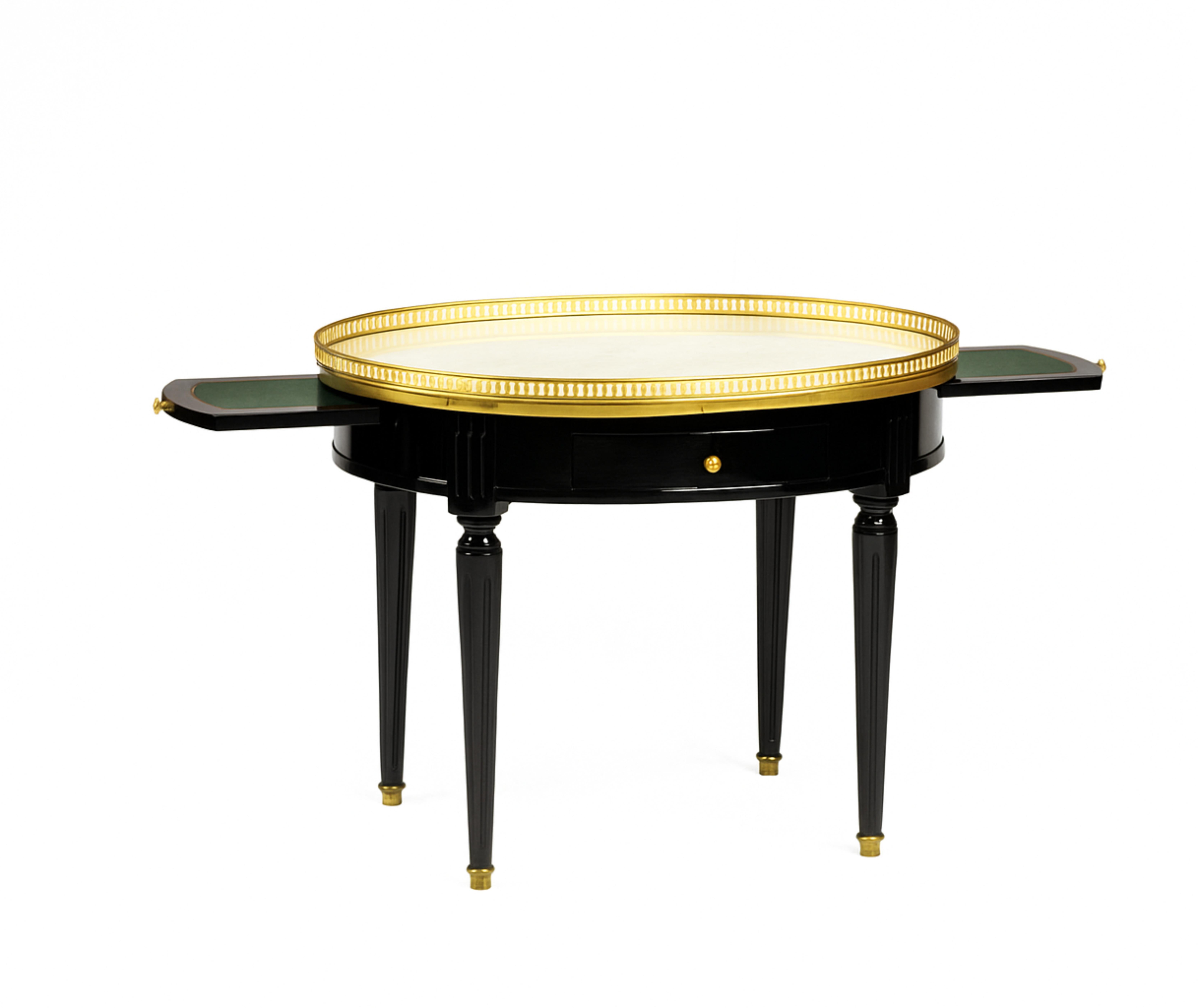 Questo tavolo francese Bouillotte, realizzato alla fine del XIX secolo, è stato rifinito con vernice nera,  un raffinato esempio di arredamento in stile Luigi XVI. 
La sua forma ovale è sormontata da una superficie in marmo bianco, circondata da una
