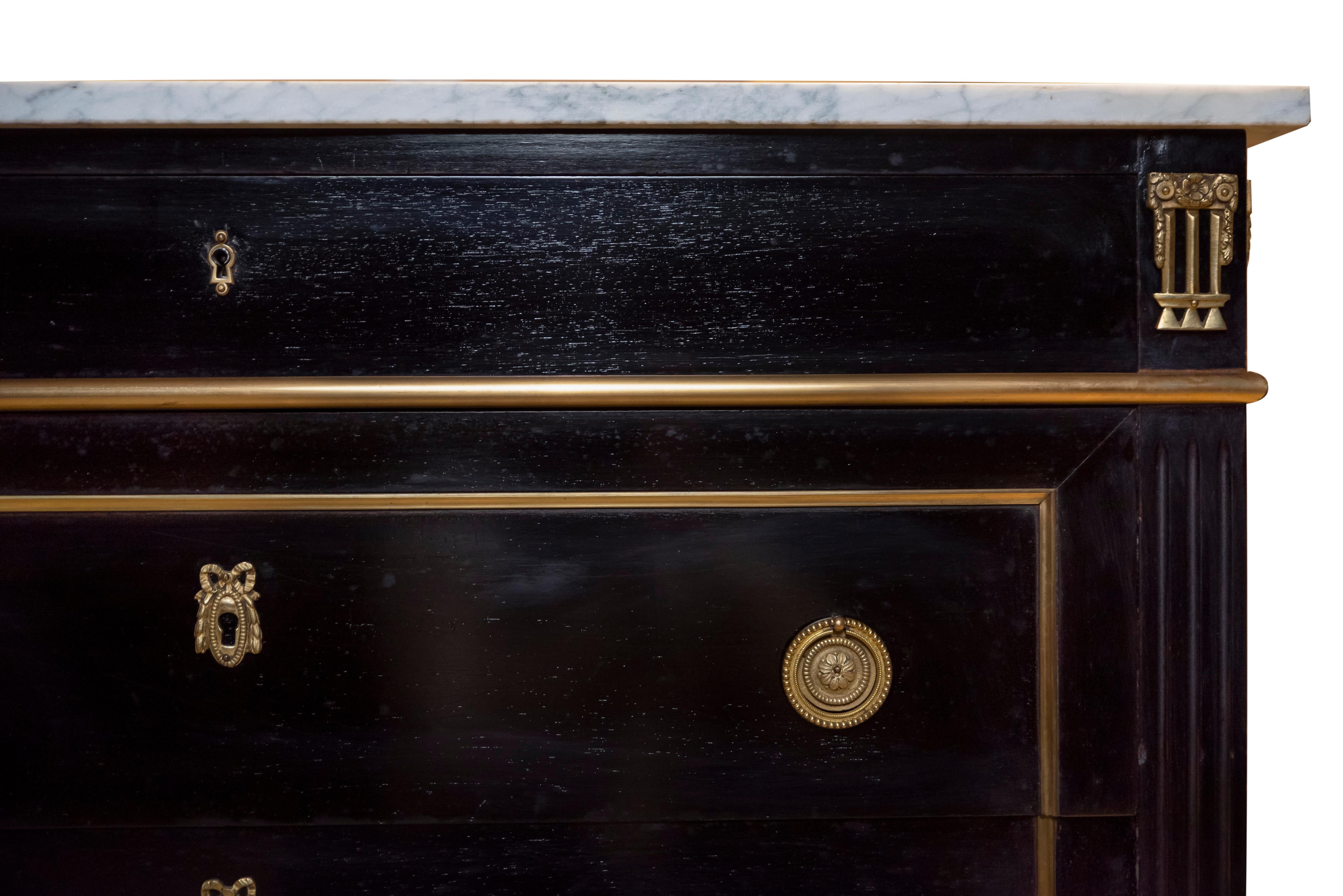 French Louis XVI Style Black Lacquered Chest of Drawers Commode In Good Condition In Madrid, ES