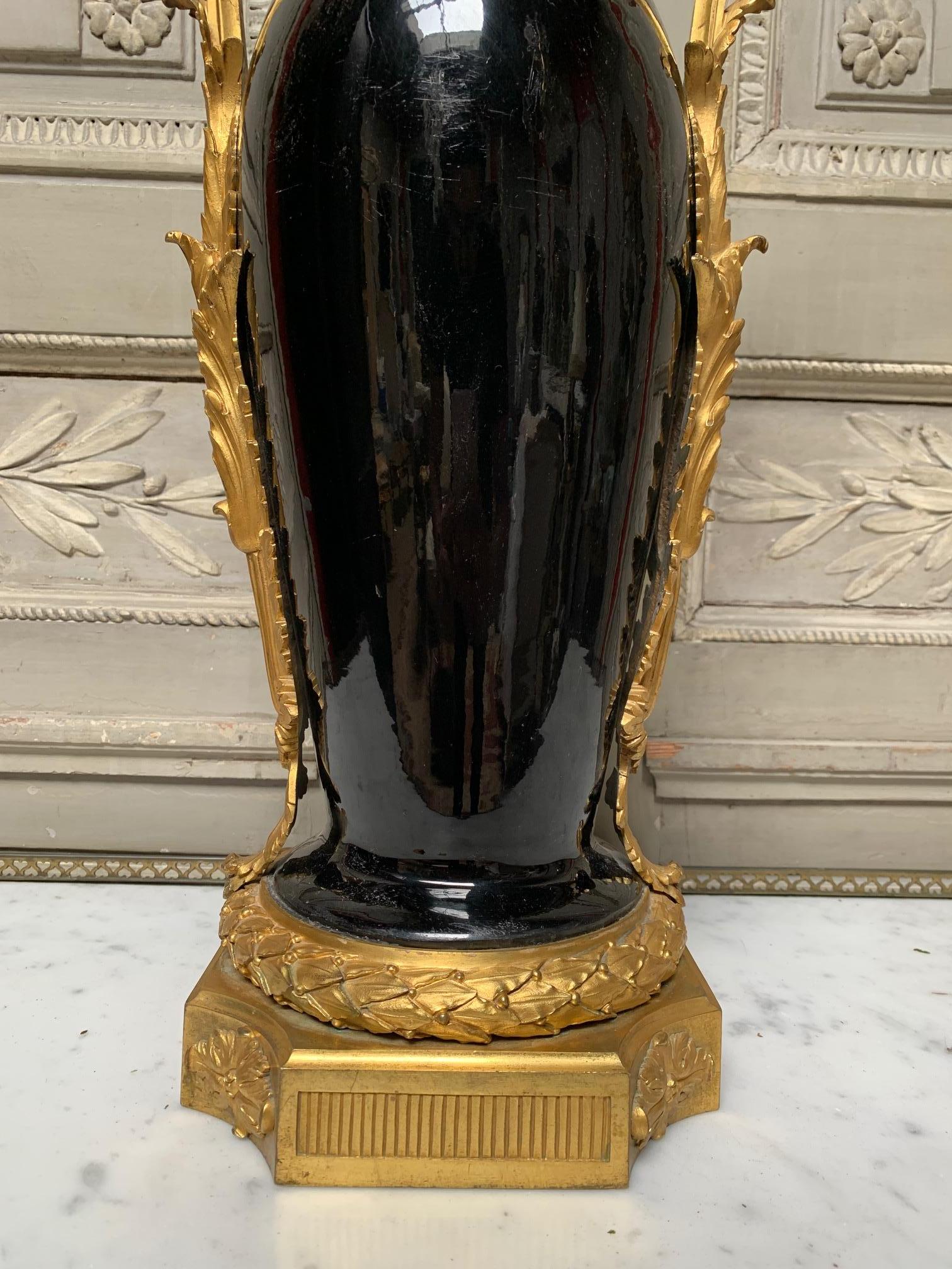 Lampe de bureau française de style Louis XVI en porcelaine noire avec montures en bronze doré en vente 3