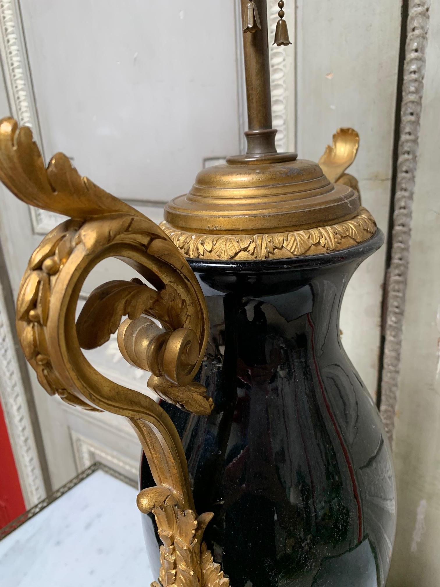 Lampe de bureau française de style Louis XVI en porcelaine noire avec montures en bronze doré en vente 4
