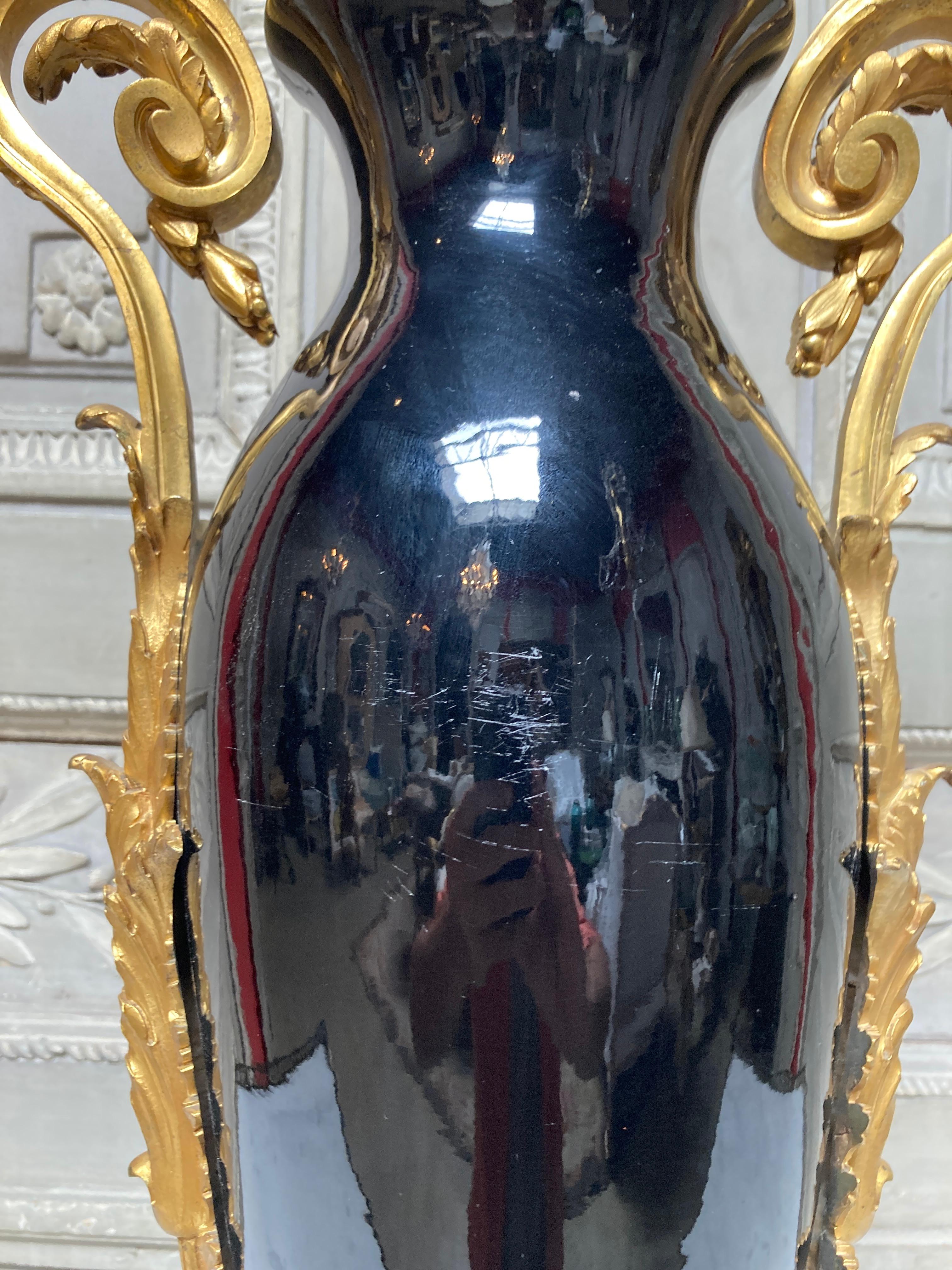 Lampe de bureau française de style Louis XVI en porcelaine noire avec montures en bronze doré en vente 7