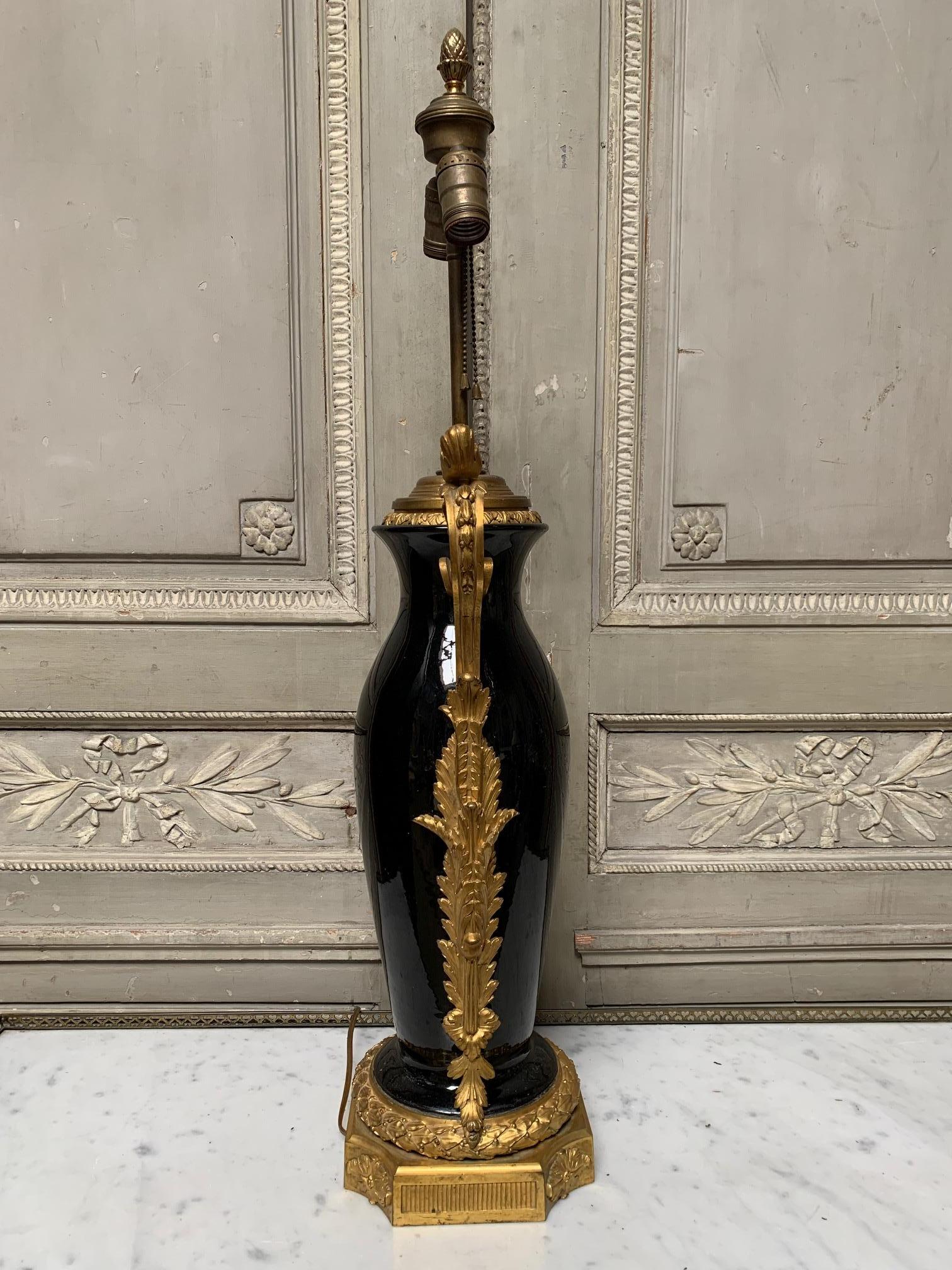 Plaqué Lampe de bureau française de style Louis XVI en porcelaine noire avec montures en bronze doré en vente