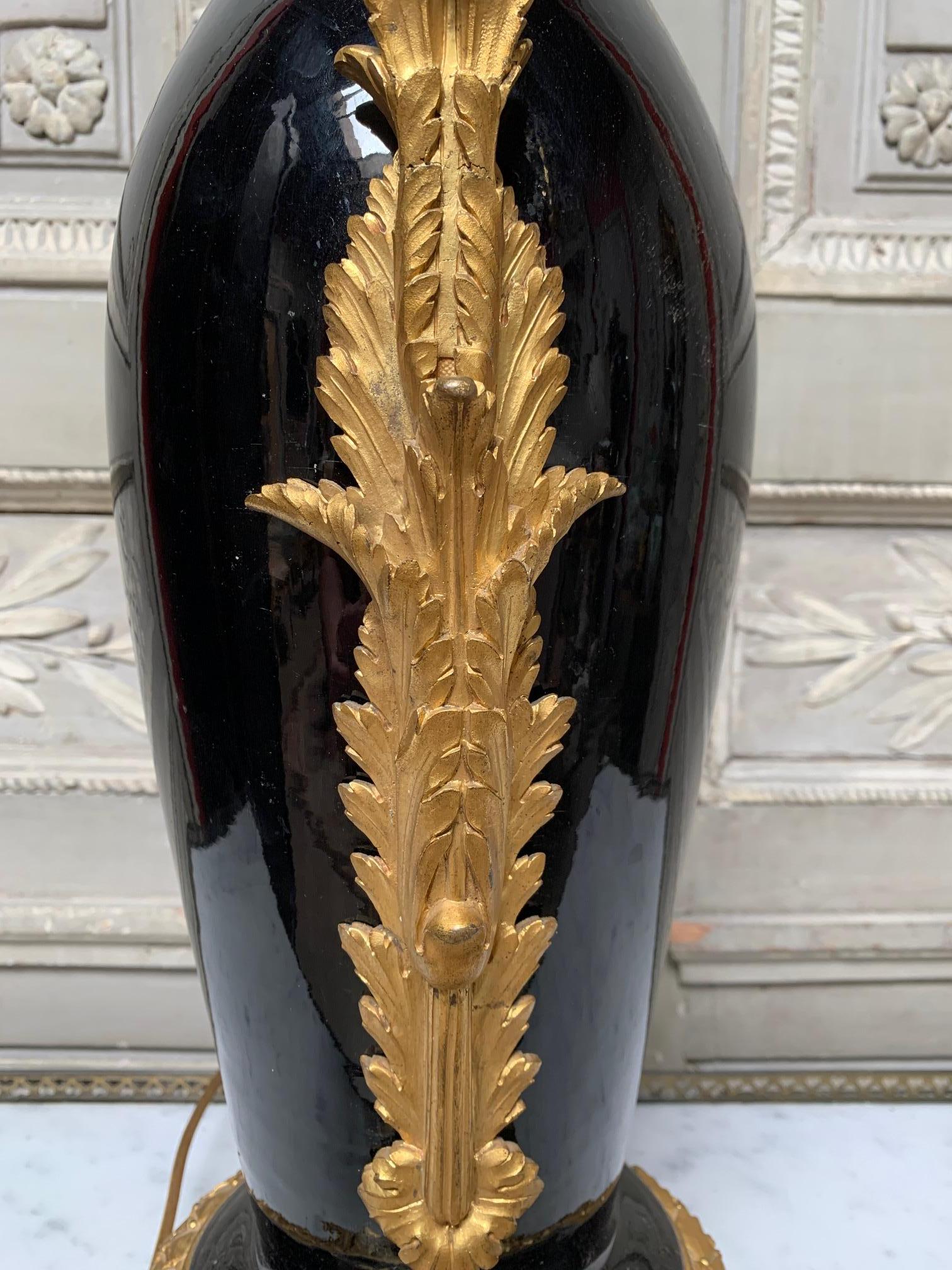 Schwarze Porzellan-Tischlampe im Louis-XVI-Stil mit vergoldeten Bronzebeschlägen, Louis-XVI-Stil im Zustand „Gut“ im Angebot in Dallas, TX