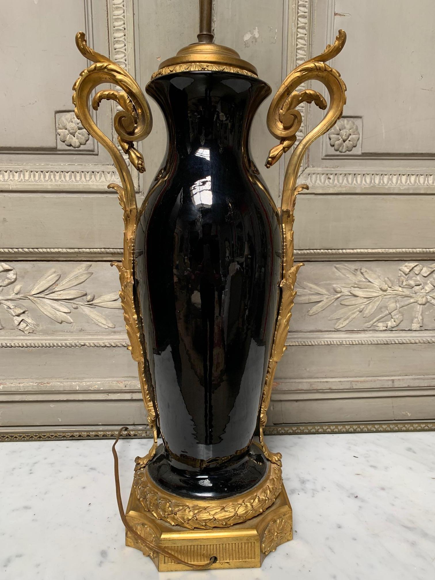 Schwarze Porzellan-Tischlampe im Louis-XVI-Stil mit vergoldeten Bronzebeschlägen, Louis-XVI-Stil (19. Jahrhundert) im Angebot