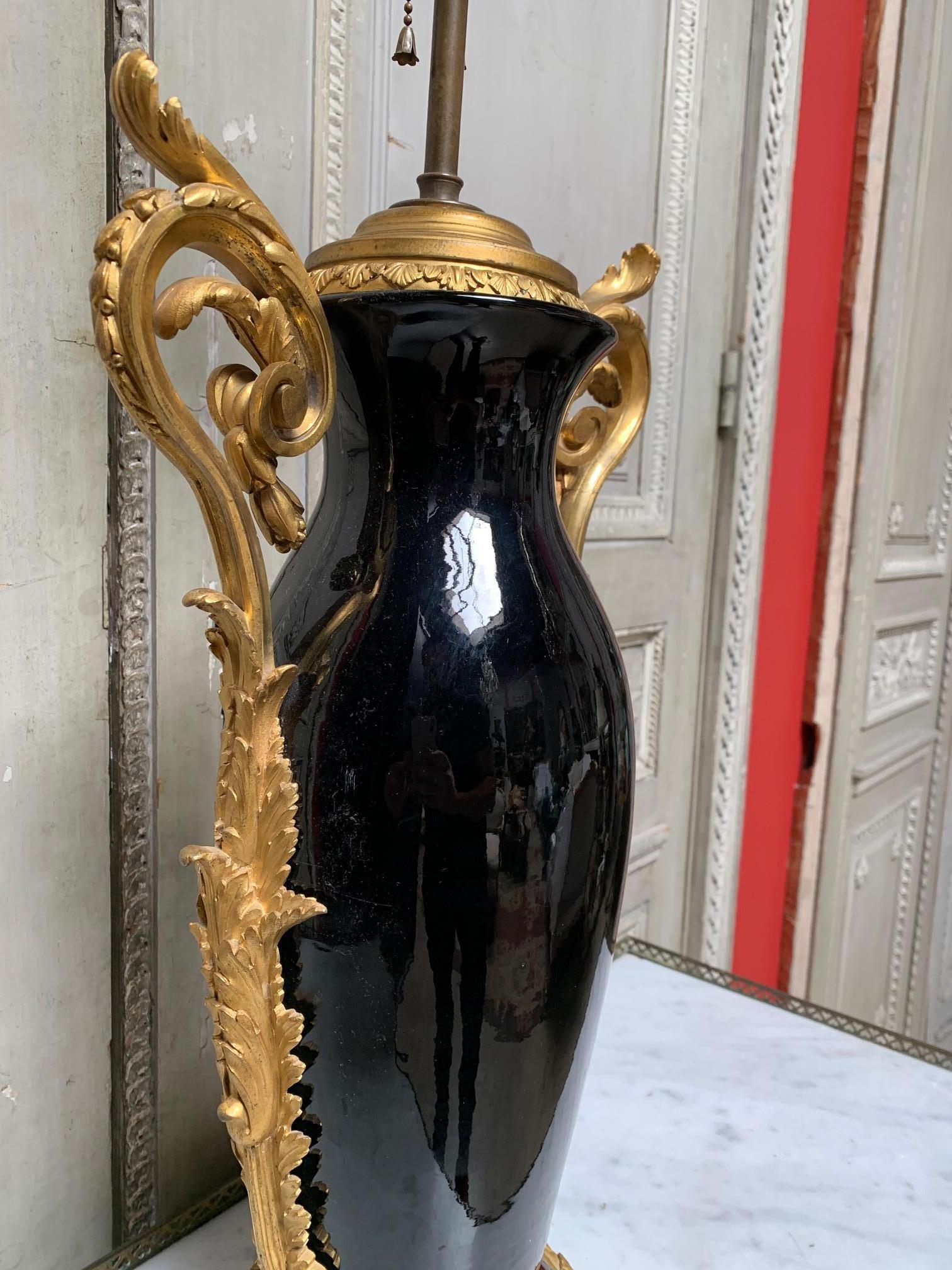 French Louis XVI Style Black Porcelain Table Lamp with Gilt Bronze Mounts For Sale 4