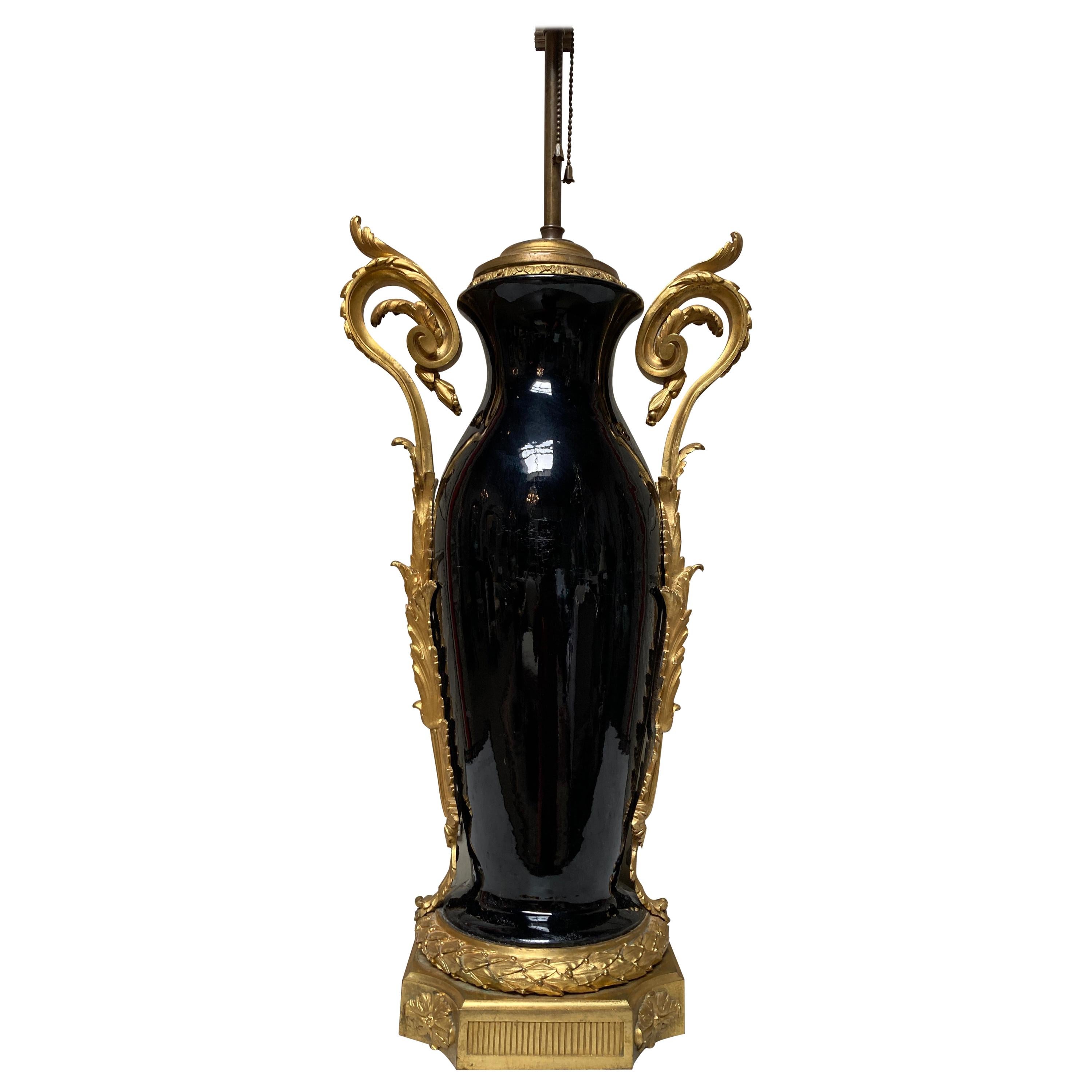 Lámpara de mesa francesa de porcelana negra estilo Luis XVI con soportes de bronce dorado