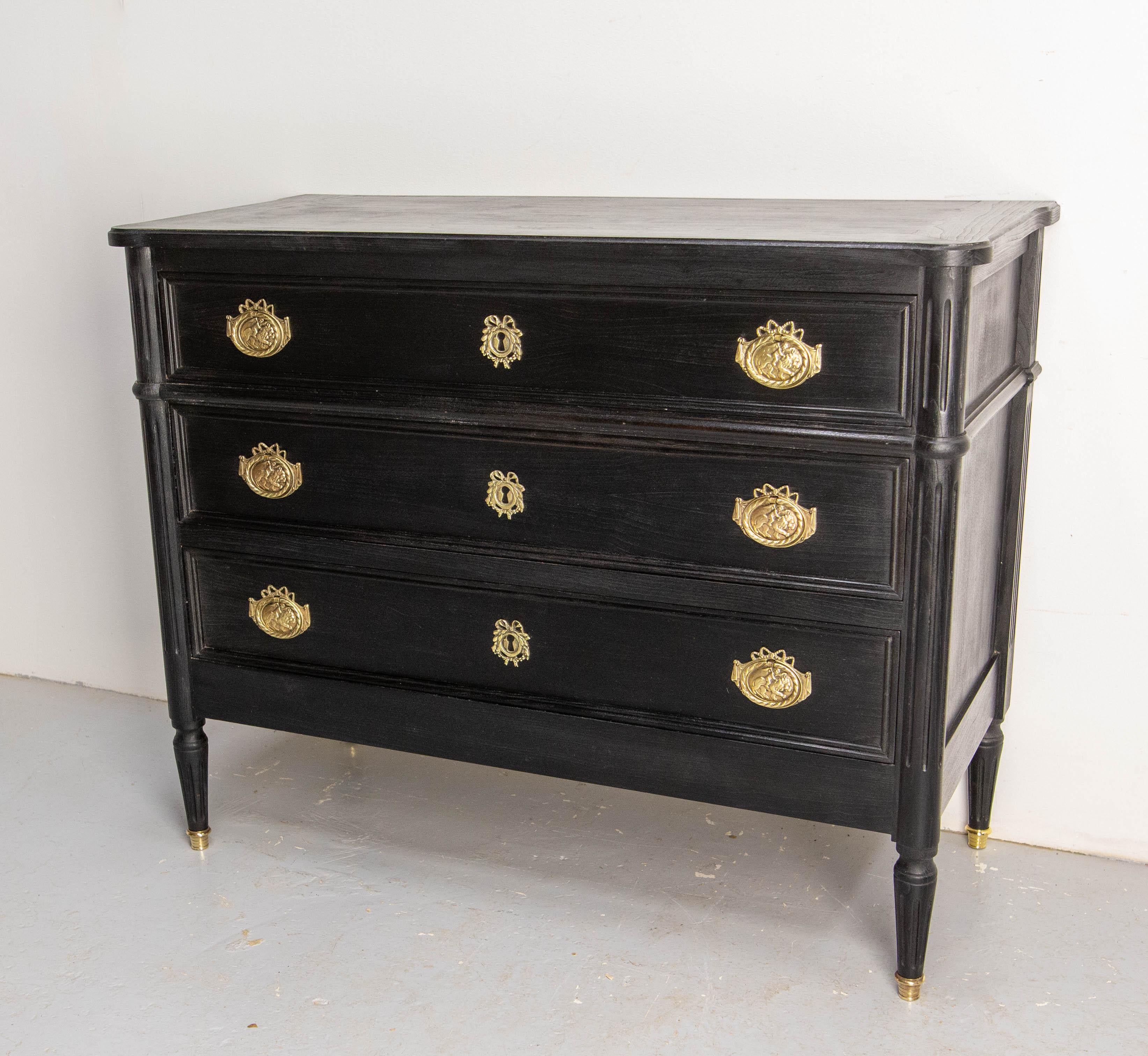French commode chest of drawers  in the Louis XVI style.
Wood and brass.
This chest of drawers has been refinished with black painting.
Elegant brass handles
Good vintage condition.

Shipping:
47 / 103 / 83 cm, 33.4 kg.