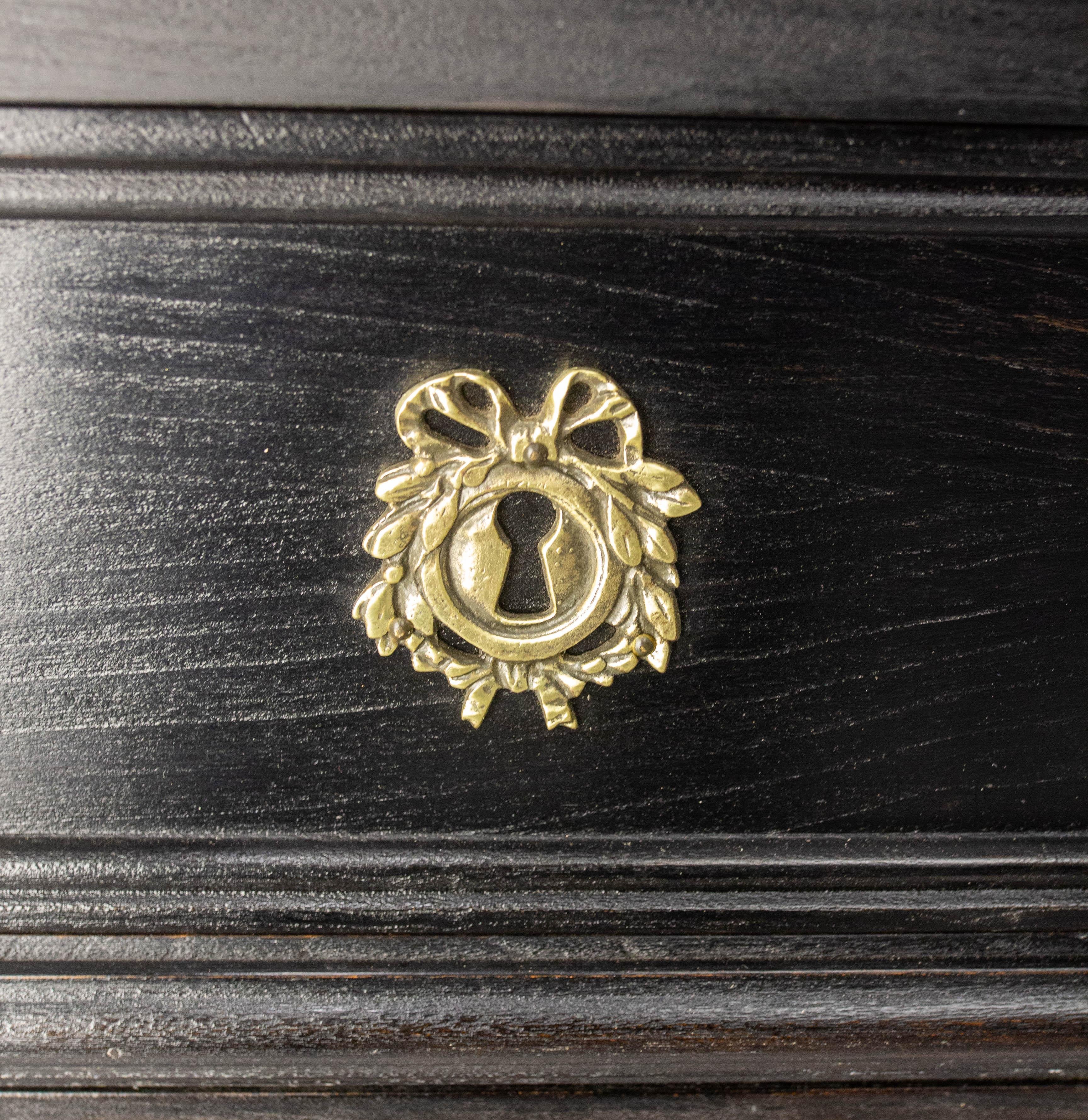 Fine XX secolo French Louis XVI Style Black Wood Commode Chest of Drawers circa 1980 in vendita