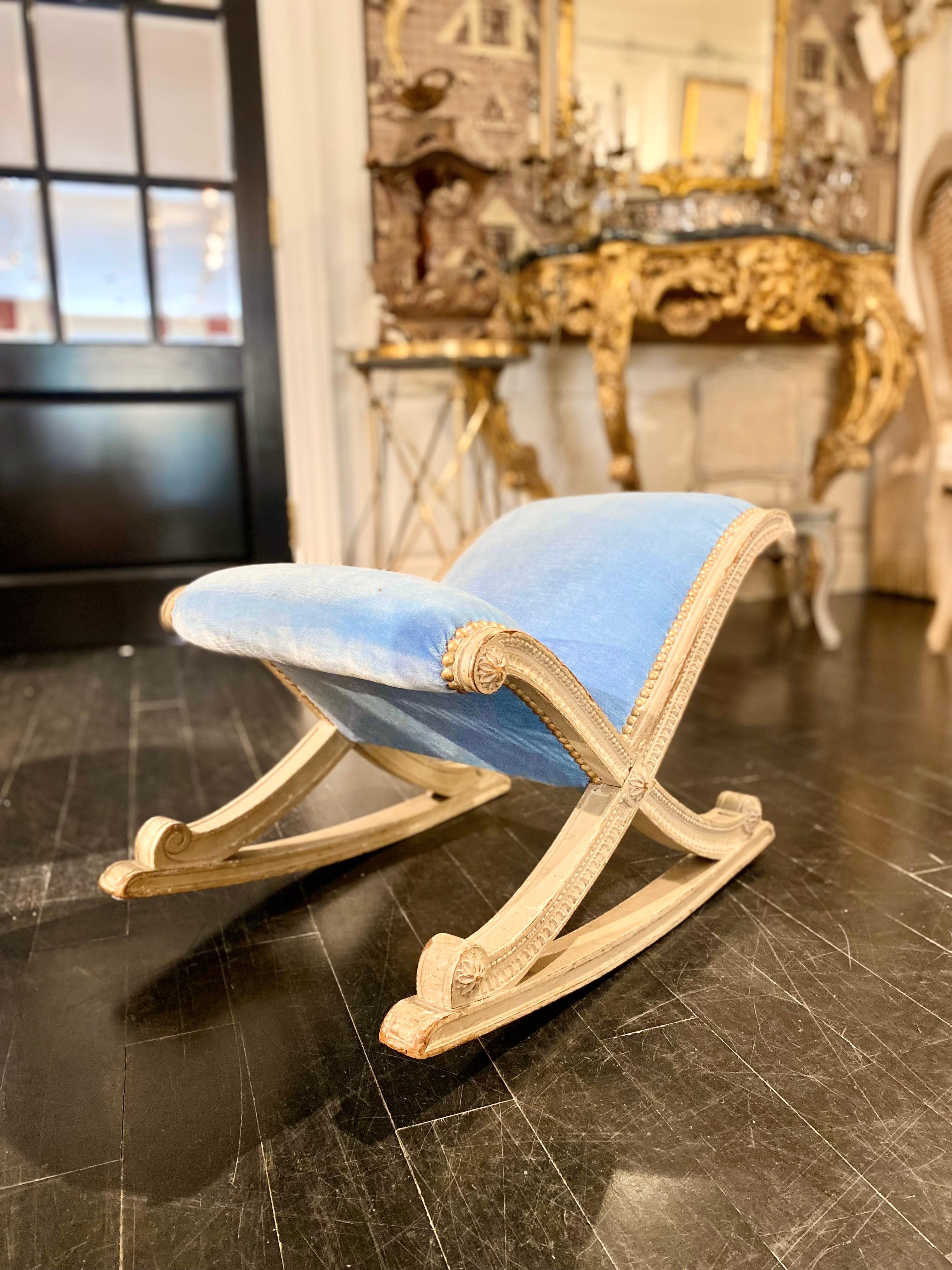 French Louis XVI Style Blue Velvet Footstool In Good Condition For Sale In Montreal, Quebec