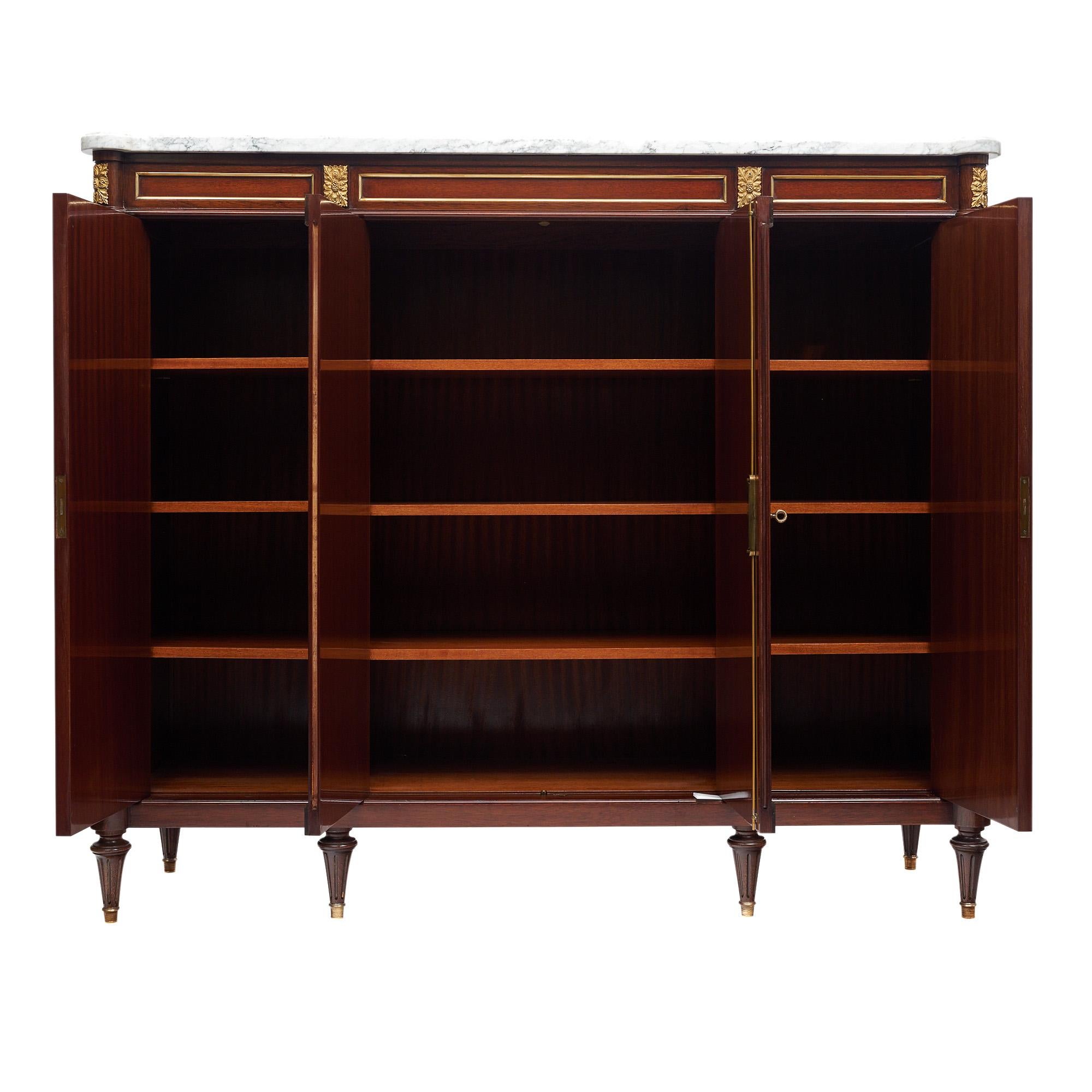 Französisches Bücherregal im Louis-XVI.-Stil im Zustand „Gut“ im Angebot in Austin, TX