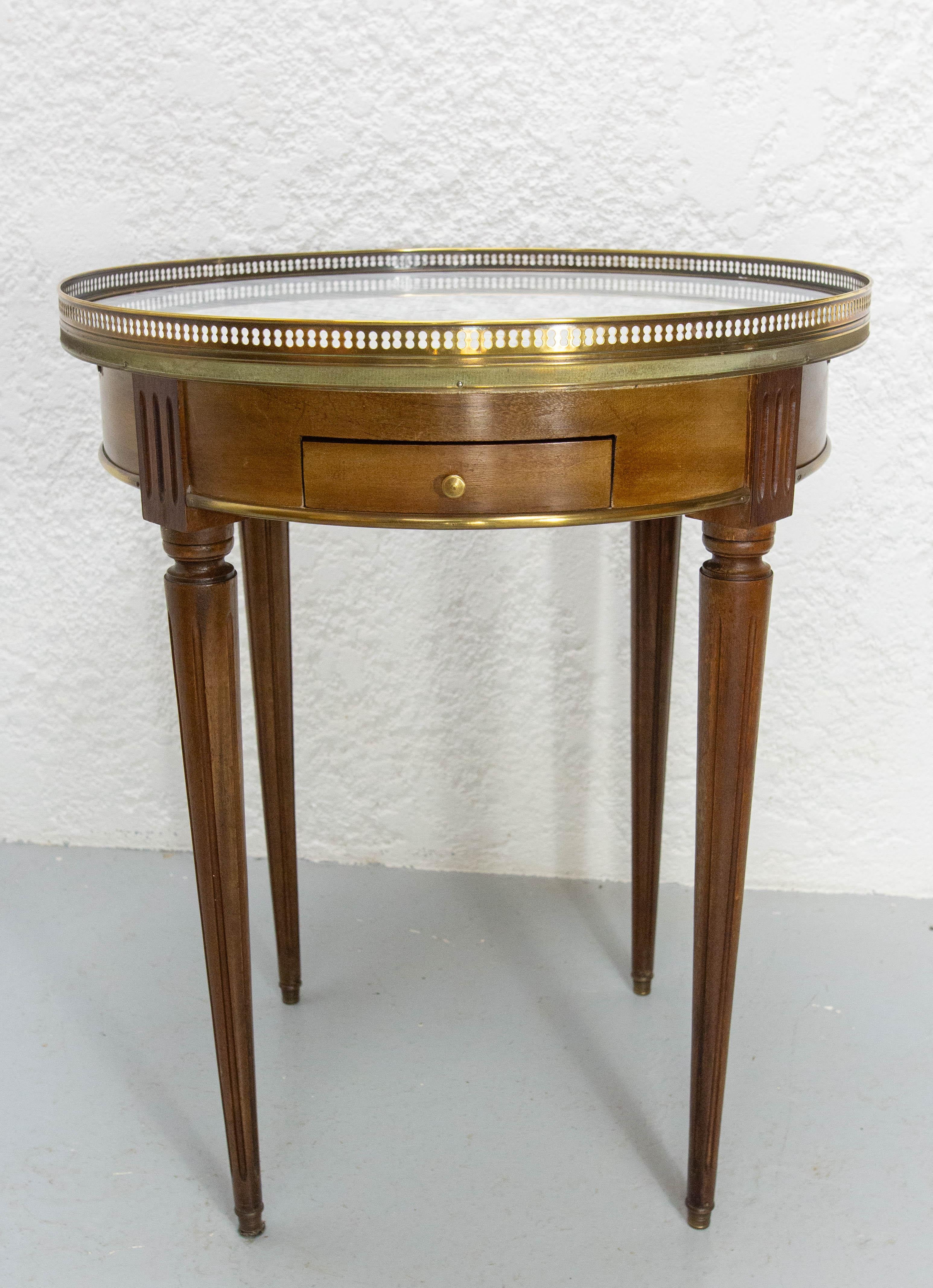 Table bouillotte de style Louis XVI en laiton, marbre et iroko.
Marbre blanc avec des veines grises.
La table de bouillotte tire son nom du jeu de 