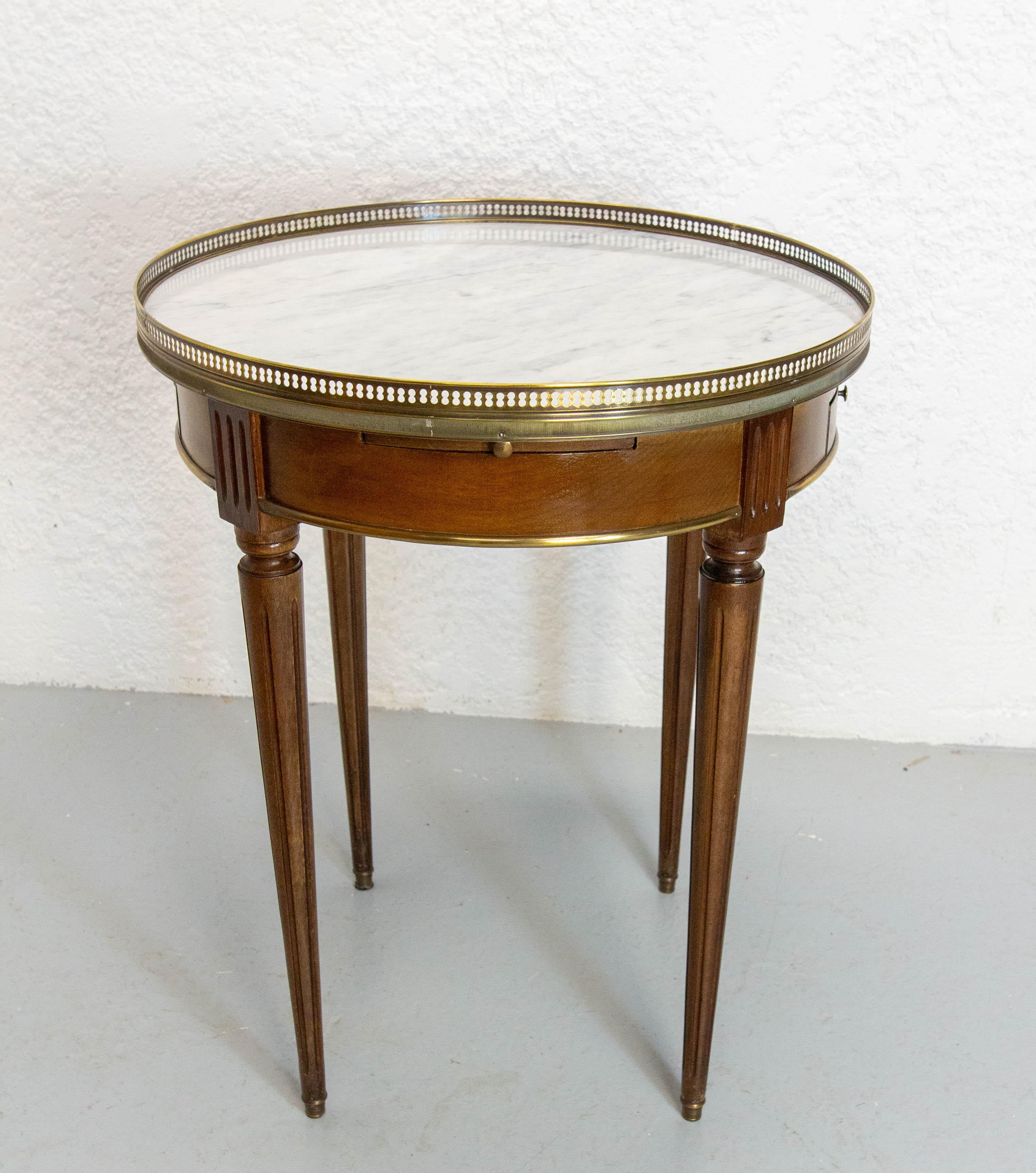 Français Table Bouillotte française de style Louis XVI Laiton, Marbre & Iroko, circa 1960 en vente