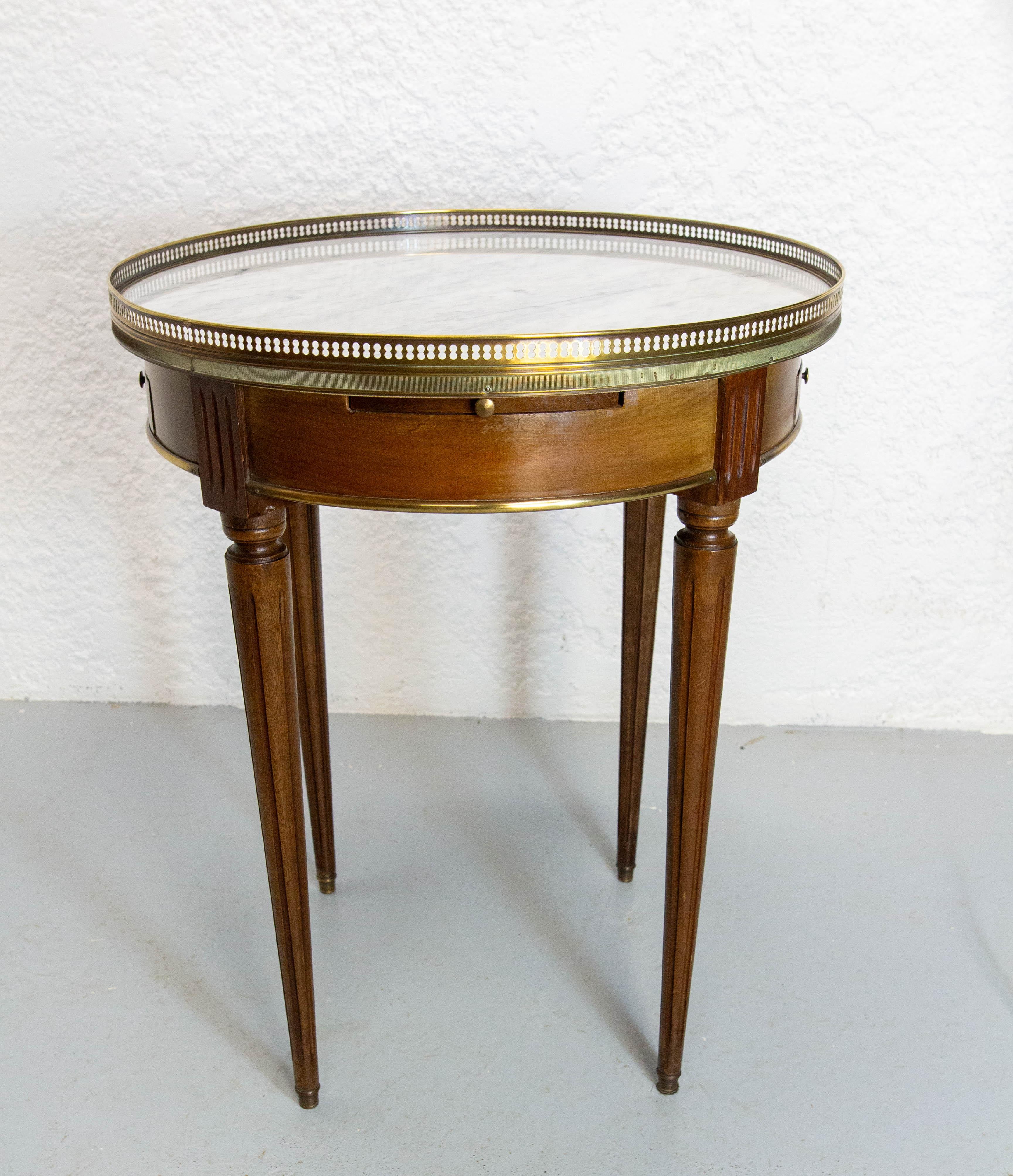20ième siècle Table Bouillotte française de style Louis XVI Laiton, Marbre & Iroko, circa 1960 en vente