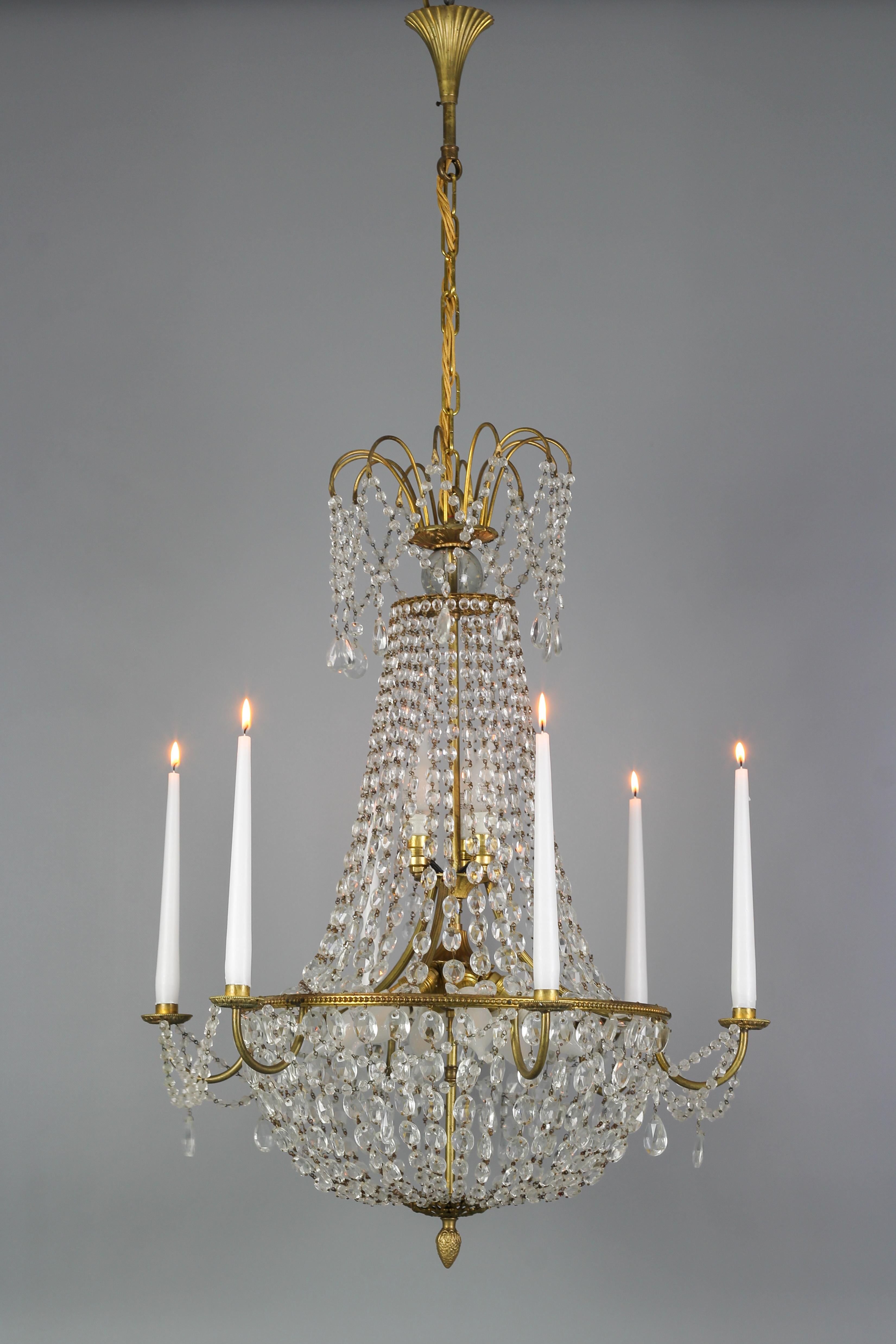 Français Lustre panier à neuf lumières en laiton et cristal de style Louis XVI français en vente