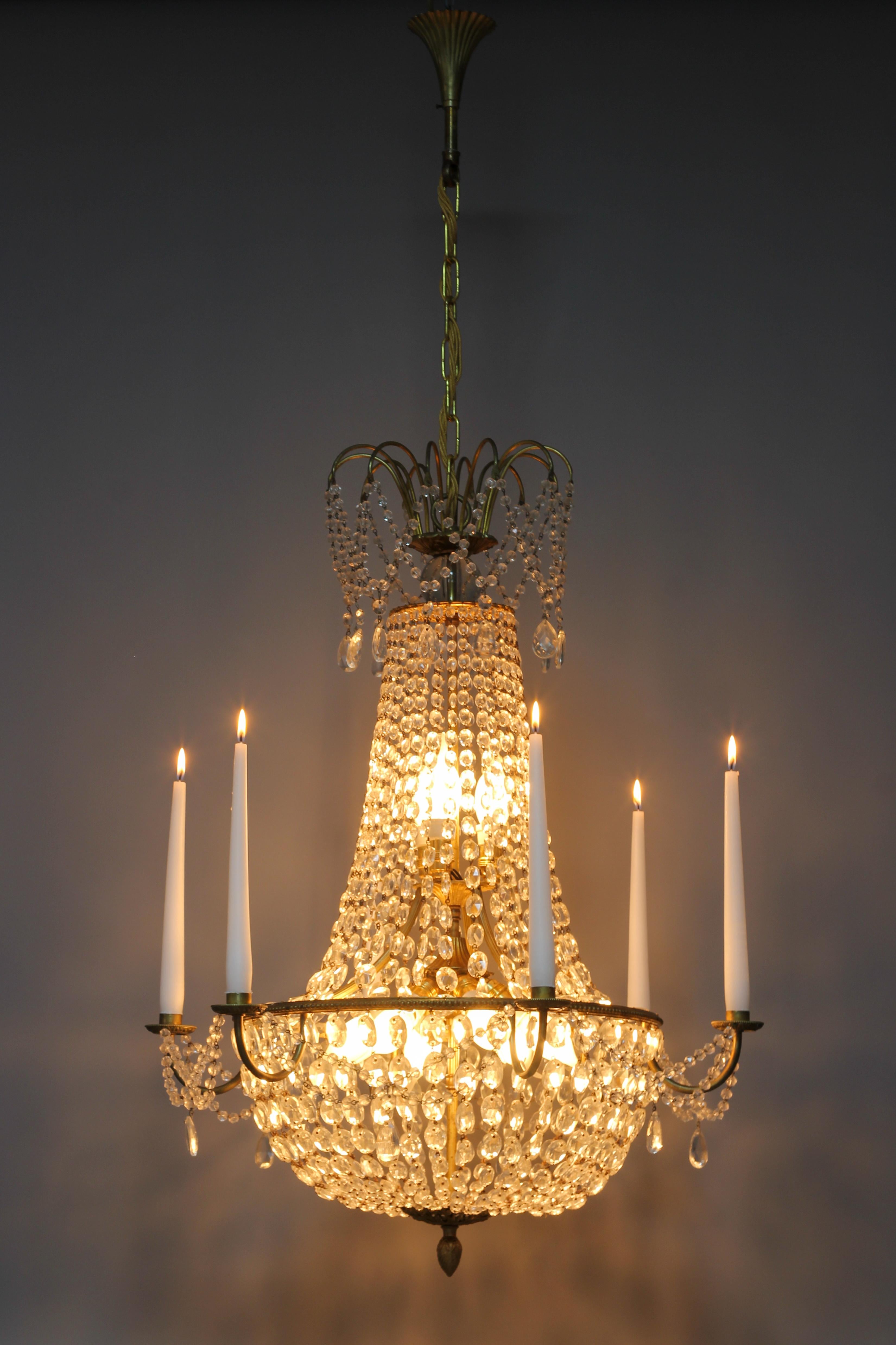 XIXe siècle Lustre panier à neuf lumières en laiton et cristal de style Louis XVI français en vente