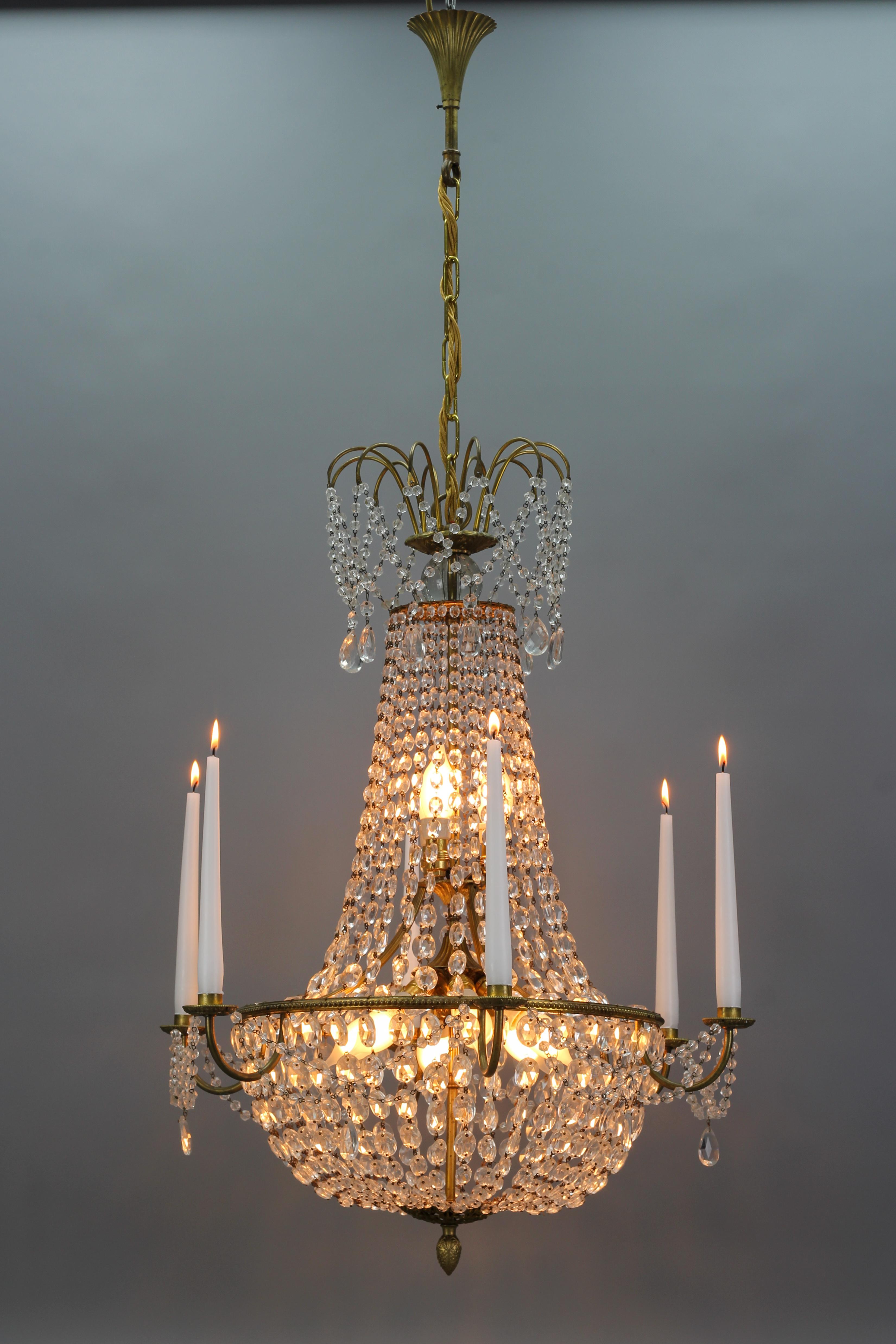 Laiton Lustre panier à neuf lumières en laiton et cristal de style Louis XVI français en vente
