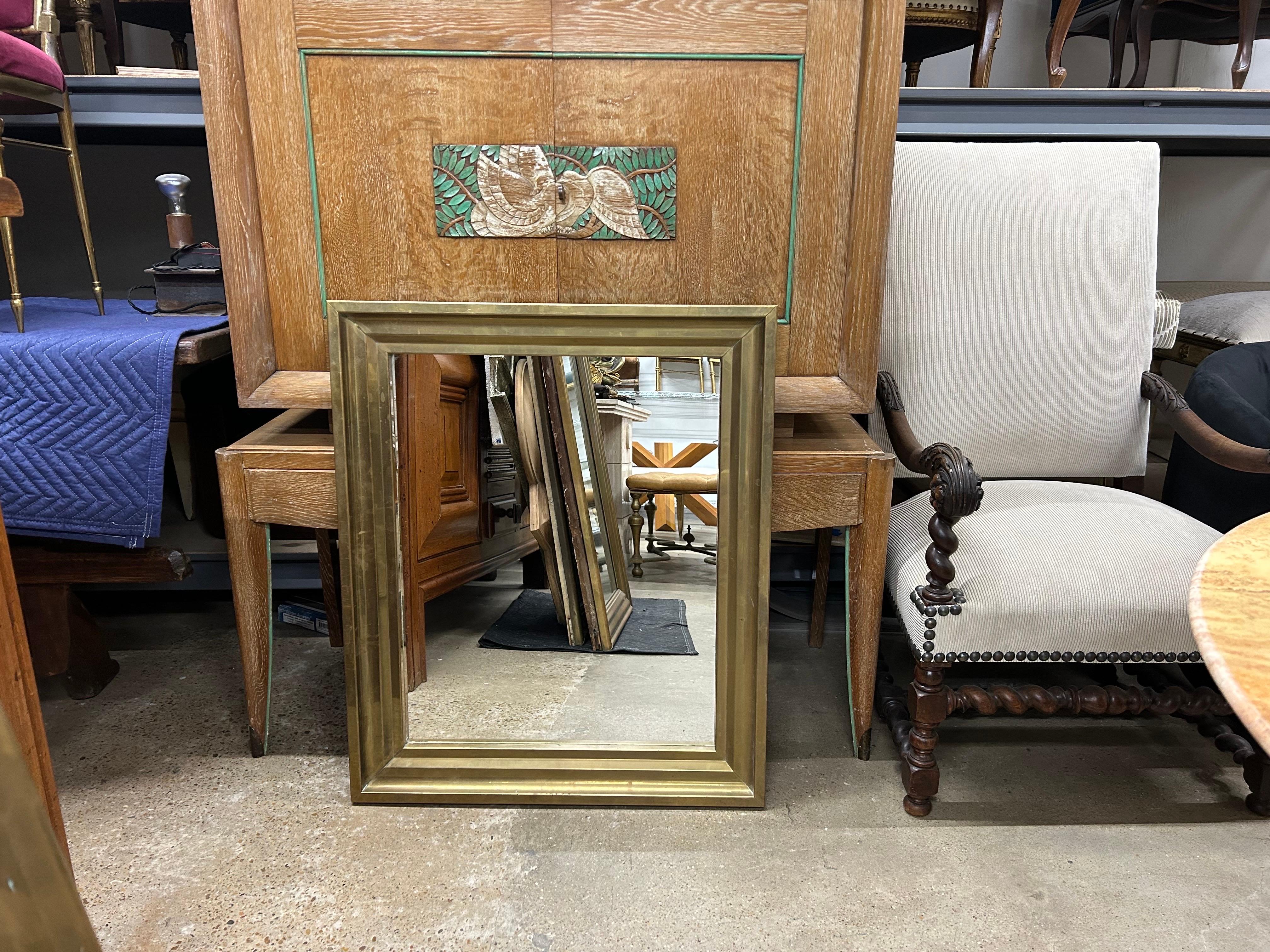 Specchio francese in ottone in stile Luigi XVI.
Questo splendido specchio francese in ottone in stile Luigi XVI o Directoire è caratterizzato da una spessa cornice tridimensionale a lamelle. Questi specchi sono noti anche come specchi bistrot
