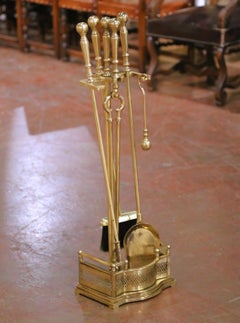 Serviteur en laiton de style Louis XVI avec cinq outils de cheminée et support