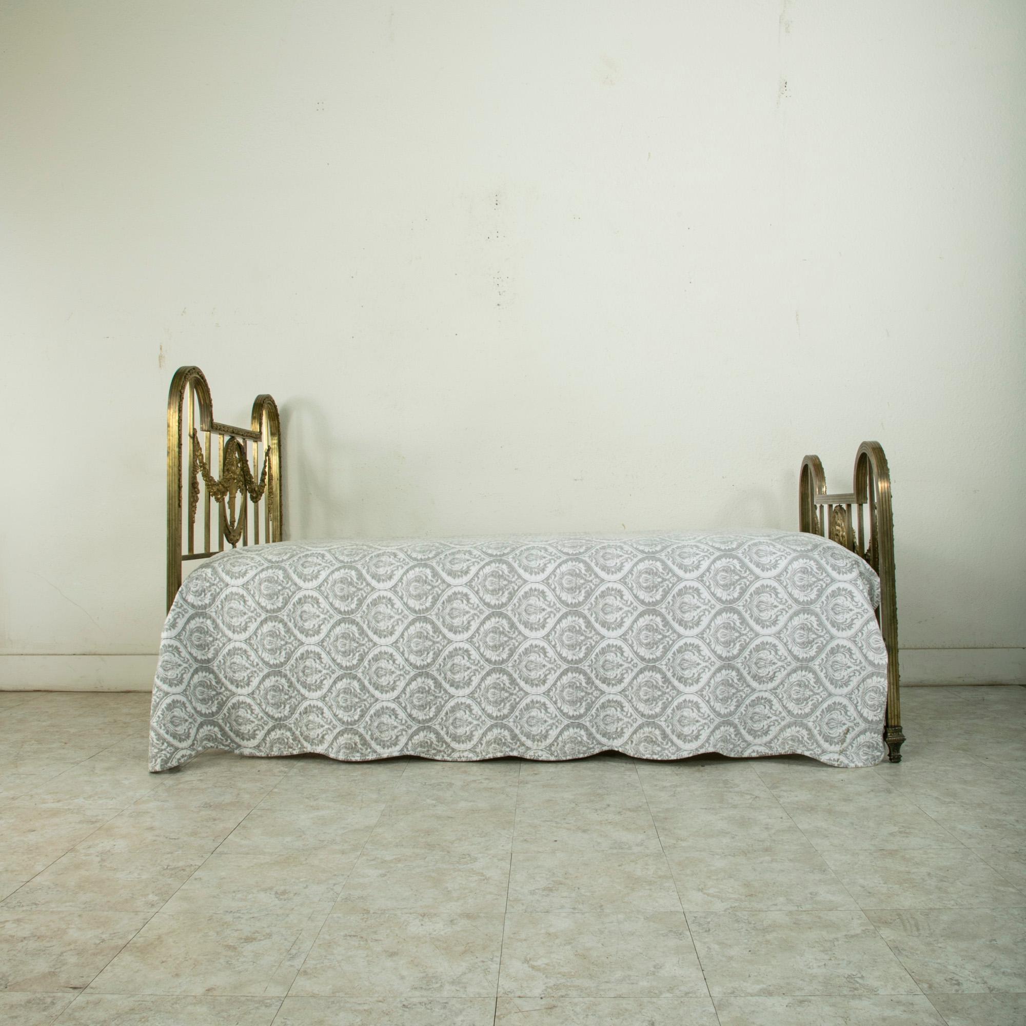 French Louis XVI Style Brass Twin Bed with Basket and Garlands, circa 1900 In Good Condition In Fayetteville, AR