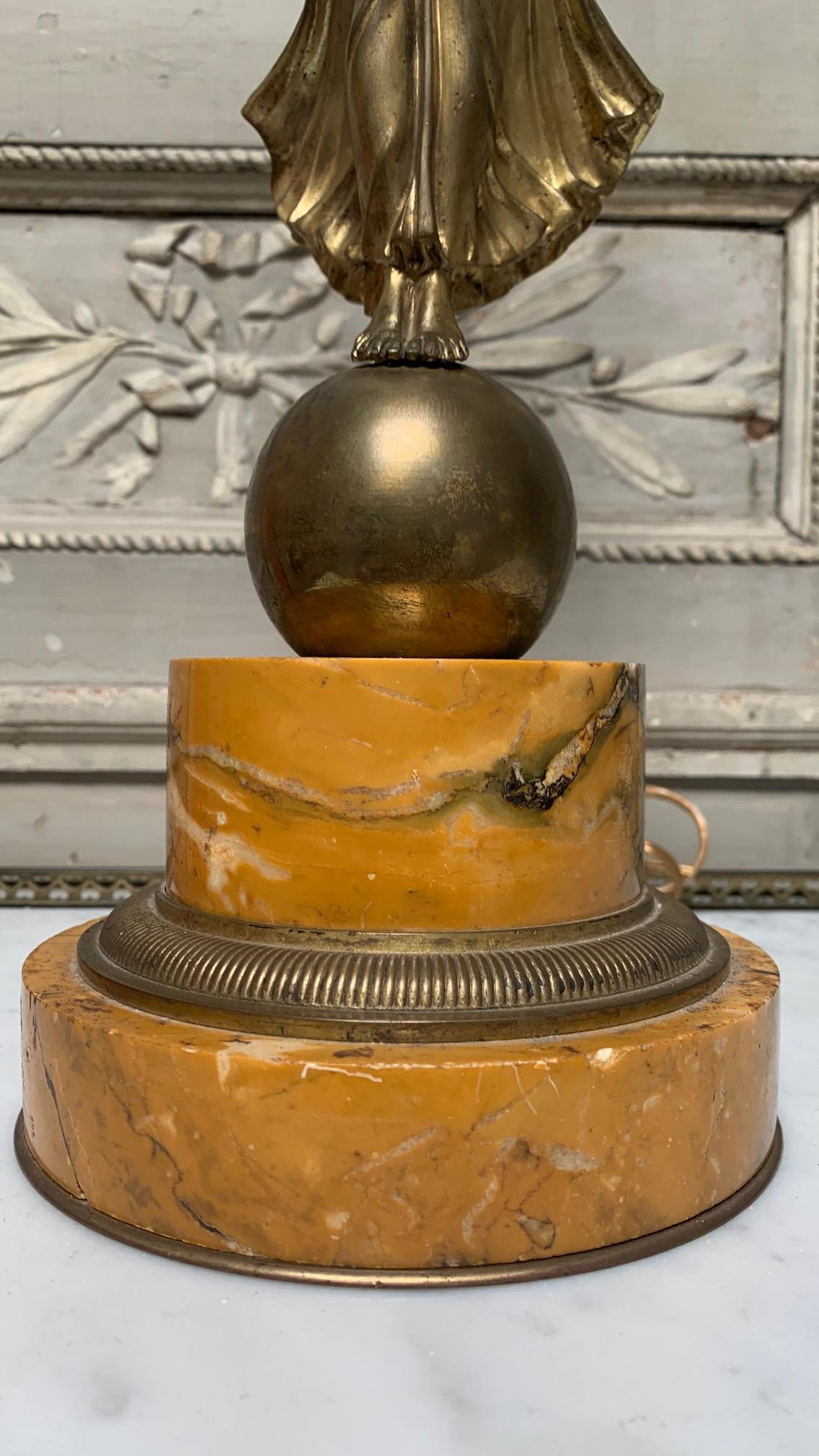 Lampe aus Bronze und Siena-Marmor im Louis-XVI.-Stil mit geflügeltem Siena-Siegel im Angebot 3