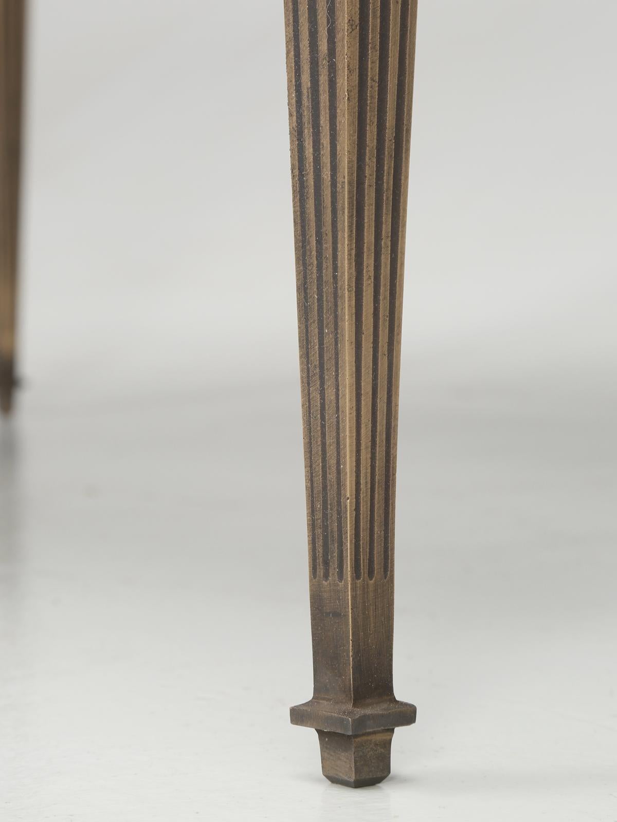 Französischer Couchtisch im Louis-XVI.-Stil, Jansen inspiriert, Bronze, schwarzes Glas im Angebot 3