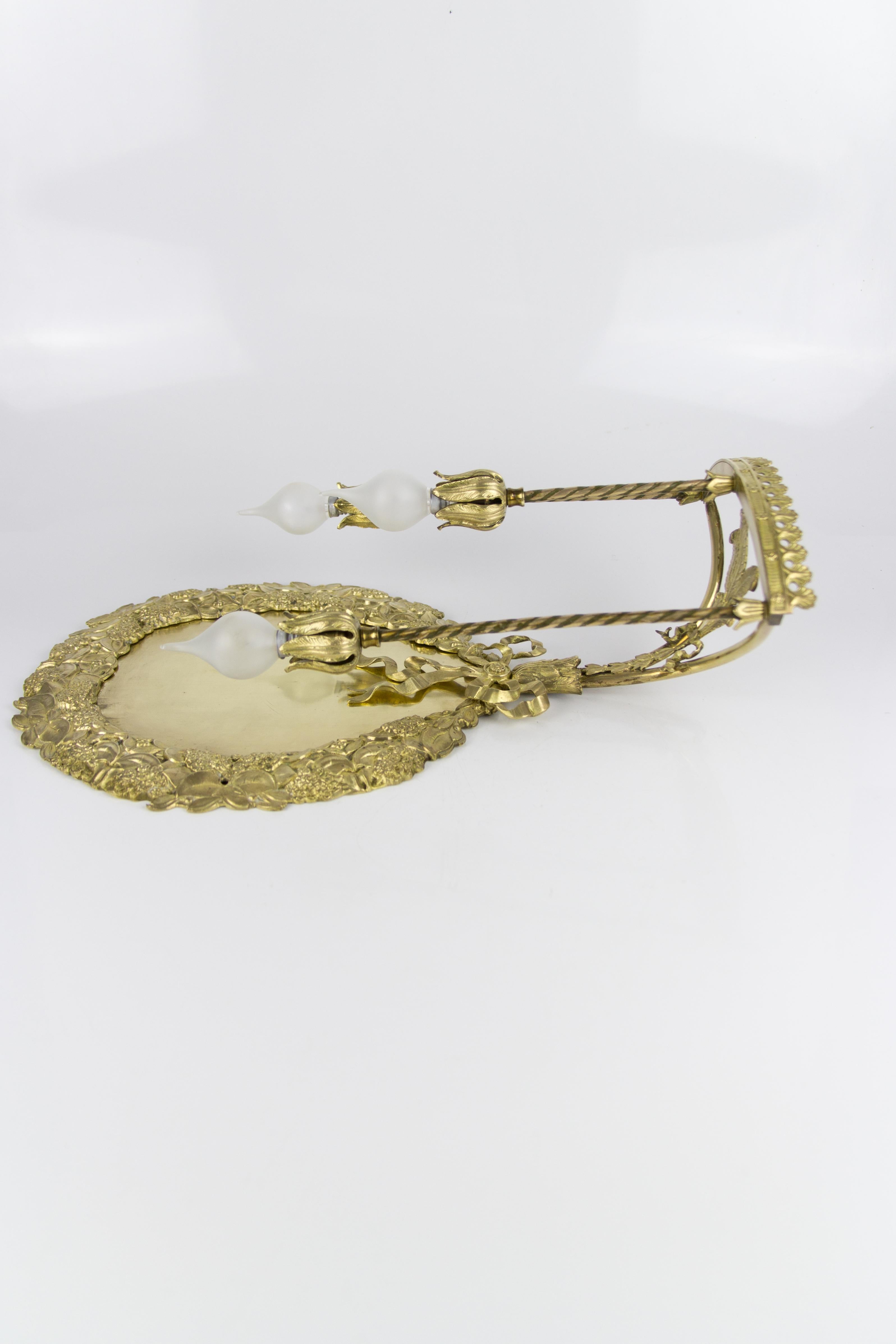 Aplique francés de tres luces estilo Luis XVI, bronce y latón, 1900 en venta 5